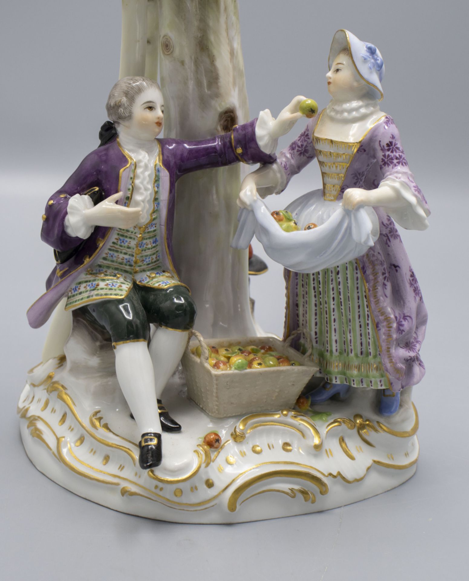 Figurengruppe 'Die Apfelpflücker' / A figural group 'The apple pickers', J.J. Kaendler, ... - Image 5 of 9