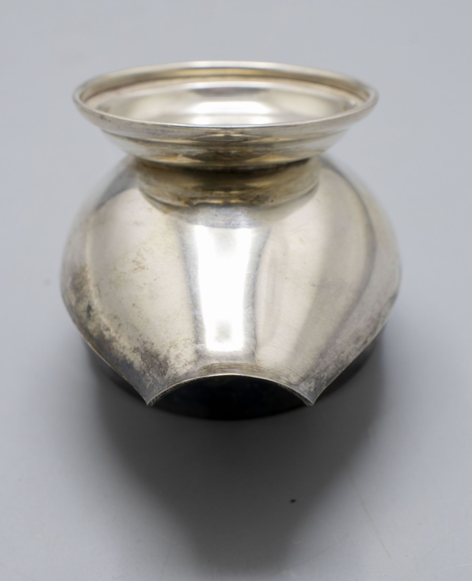 Teesieb mit Ausgießer / A silver tea strainer with a spout, deutsch, 1. Hälfte 20. Jh. - Bild 4 aus 5