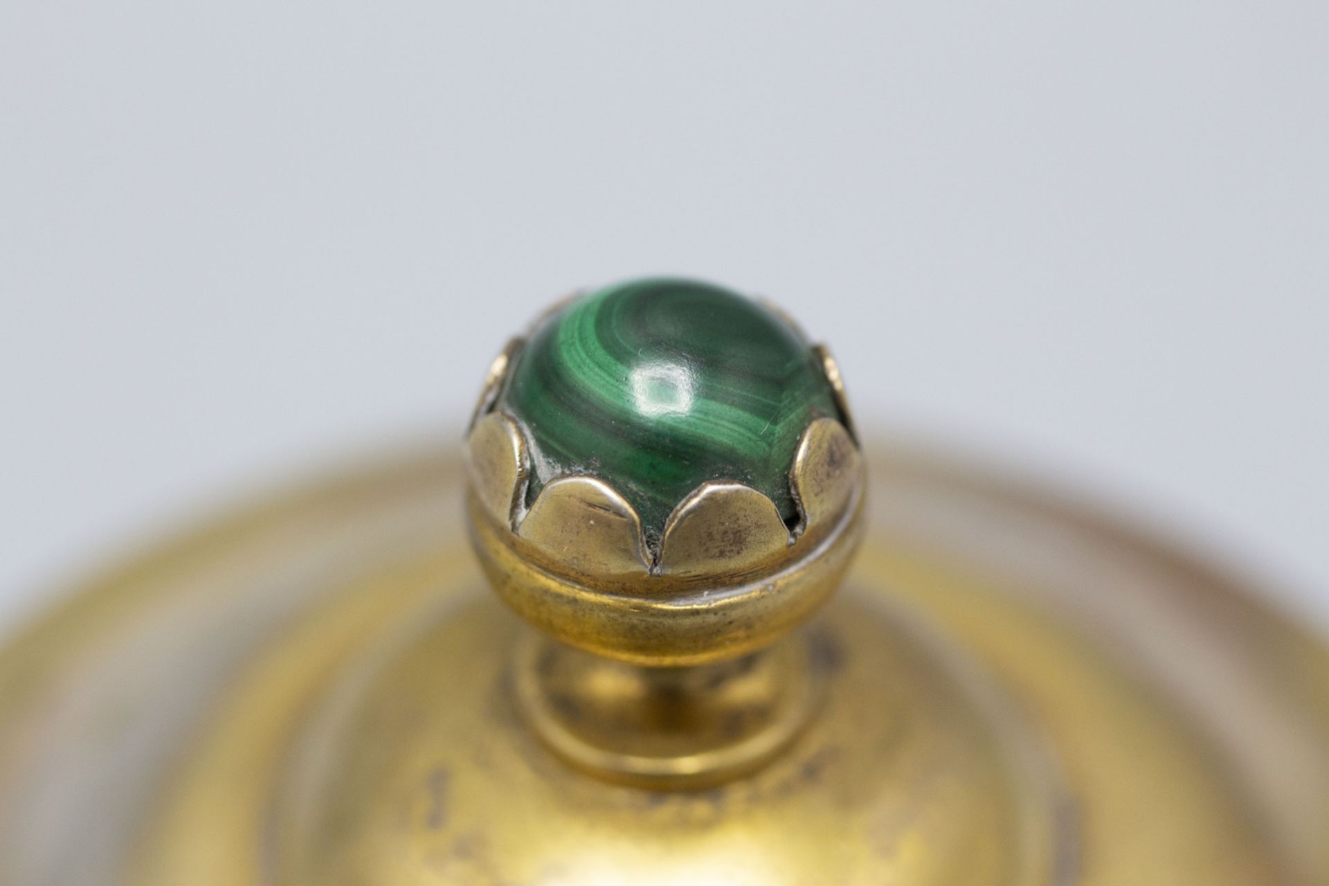 Senftopf mit Löffel / A covered mustard pot with malachite knob, 19. Jh. - Bild 5 aus 6