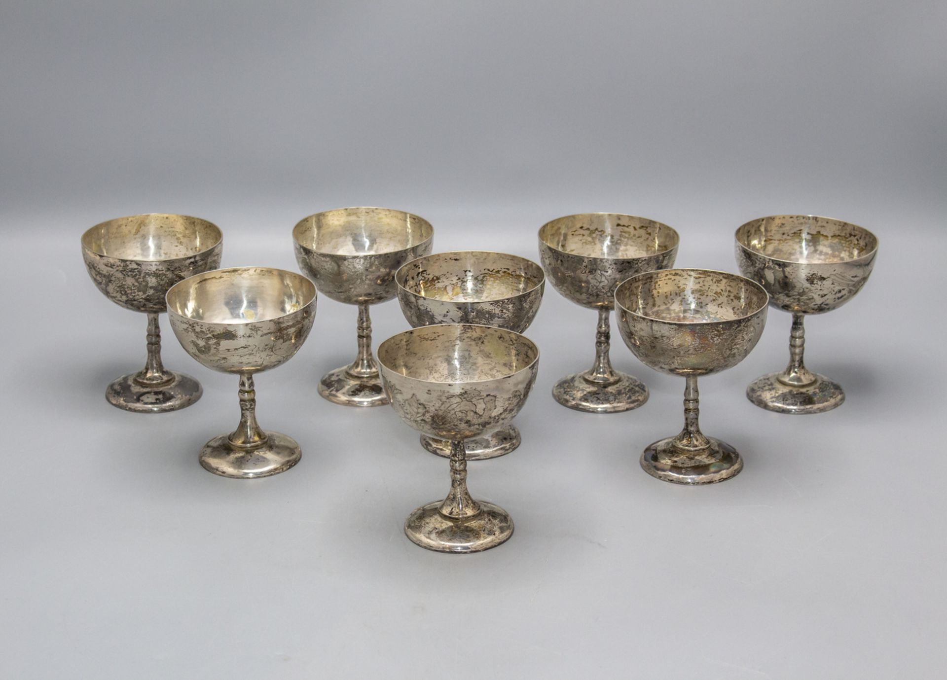 8 kleine Silberbecher / 8 small silver beakers, wohl China