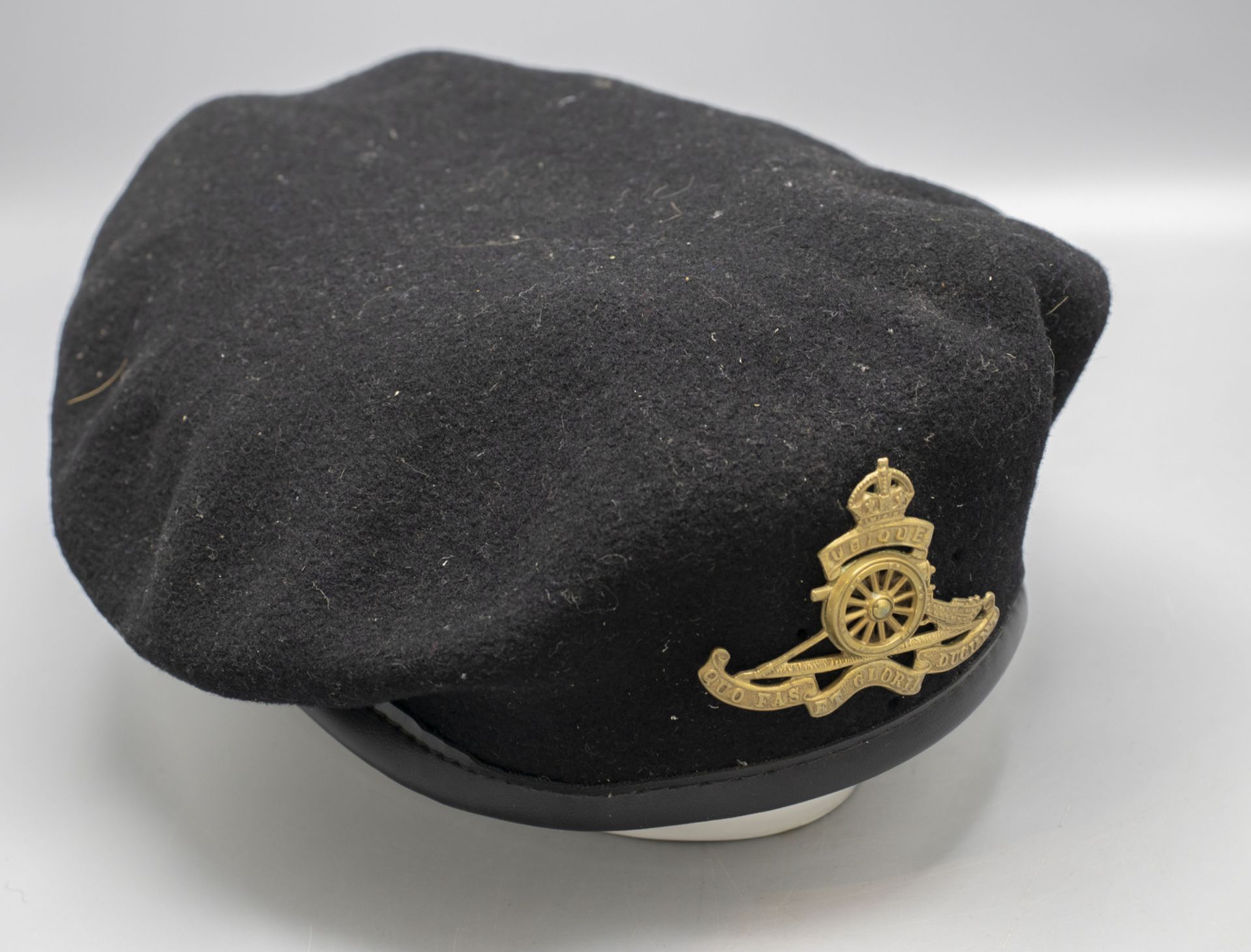 Mütze mit dem Wappen der Royal Artillery  / A cap with the emblem of the Royal Artillery
