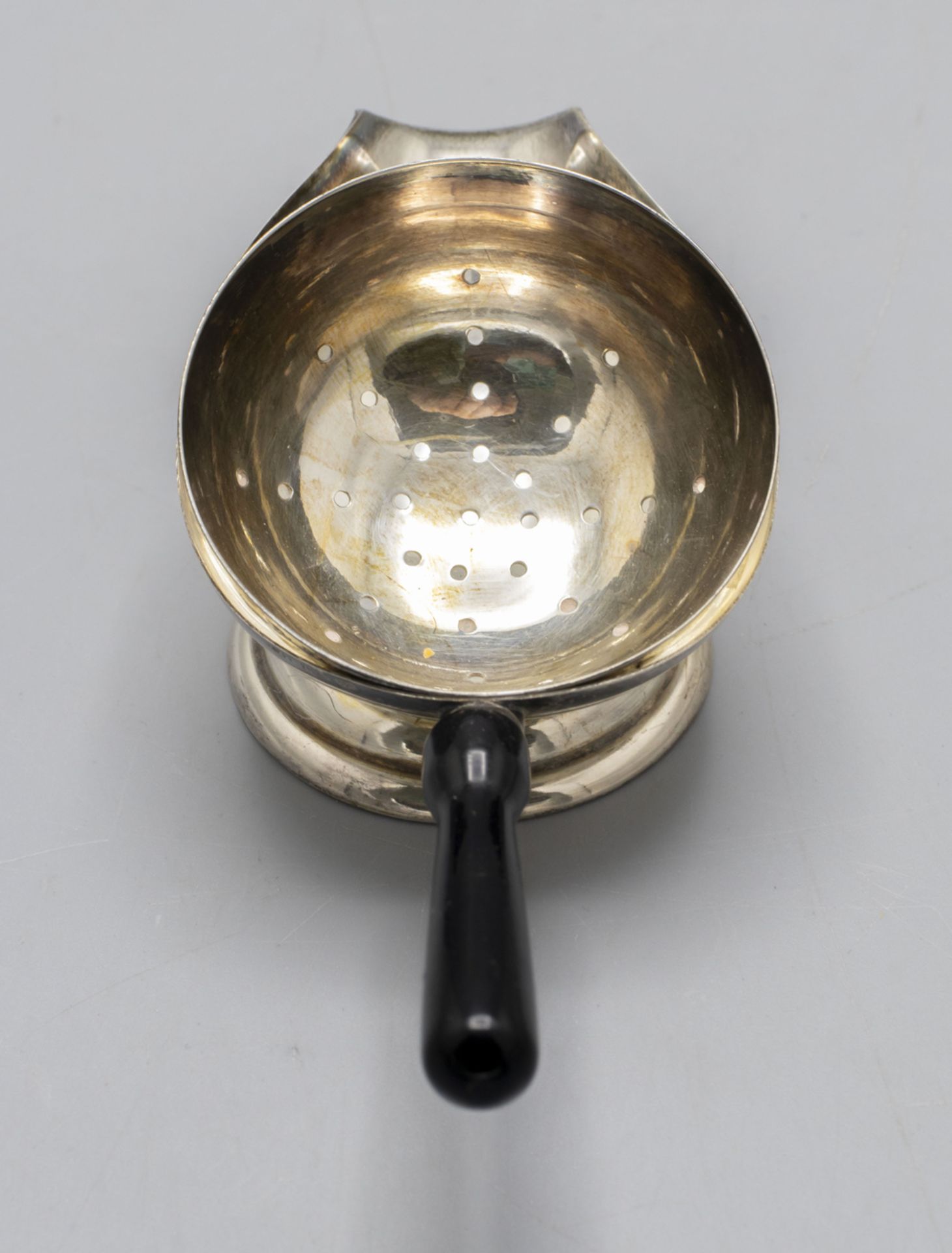 Teesieb mit Ausgießer / A silver tea strainer with a spout, deutsch, 1. Hälfte 20. Jh. - Bild 3 aus 5
