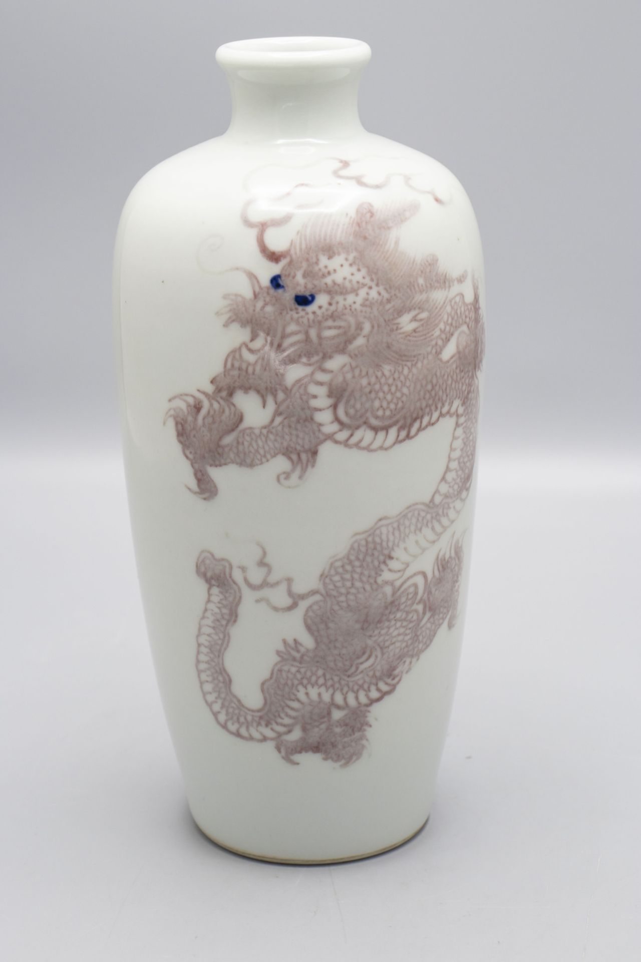 Vase mit rotem Kaiserdrachendekor / A vase with red emperor dragon decor, Kangxi, ...