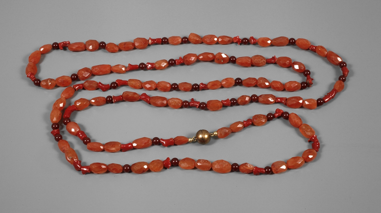 Long necklace with coral and carnelian