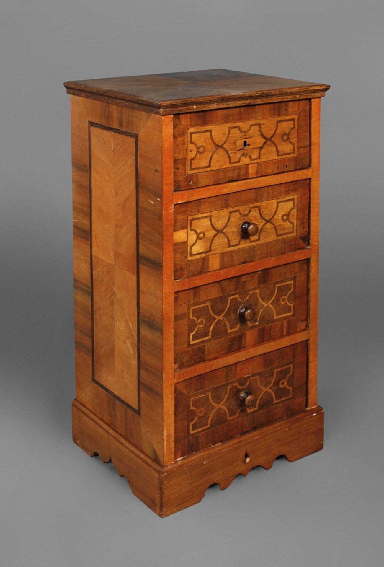 Small pillar chest of drawers in baroque style