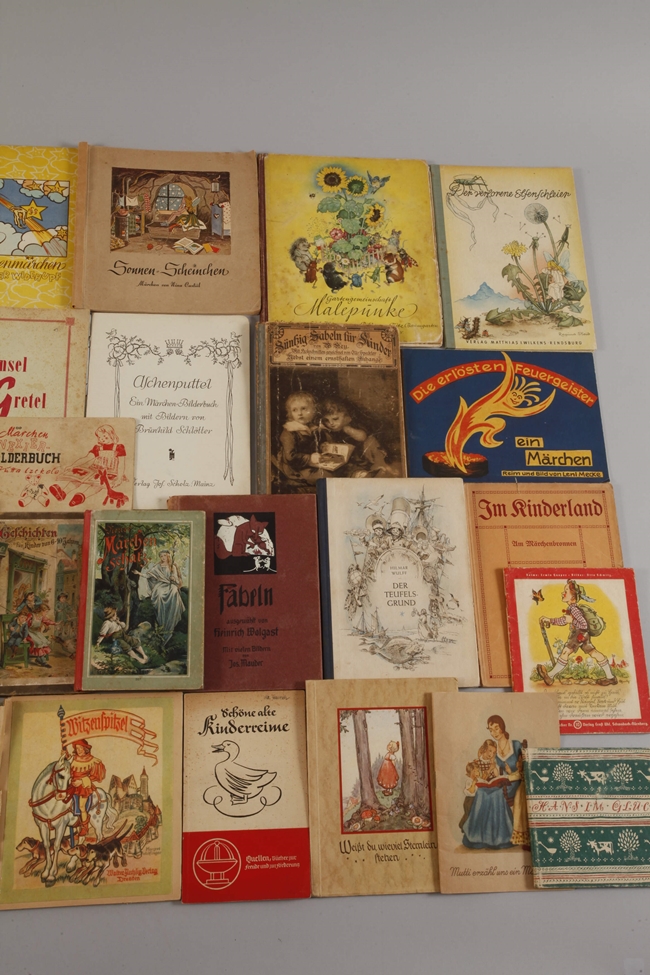 Large collection of fairy tale and fable books - Image 3 of 3