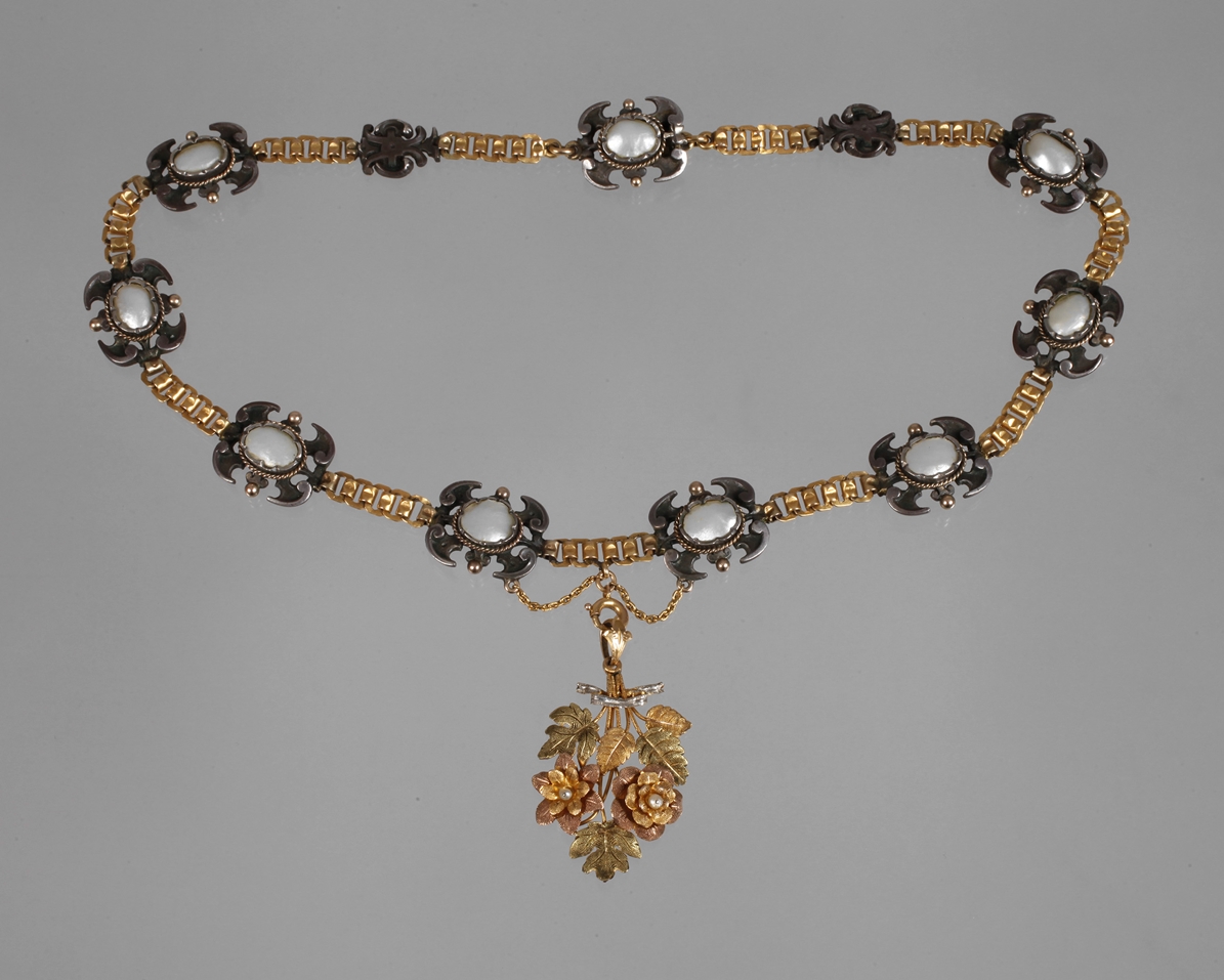Historicist necklace