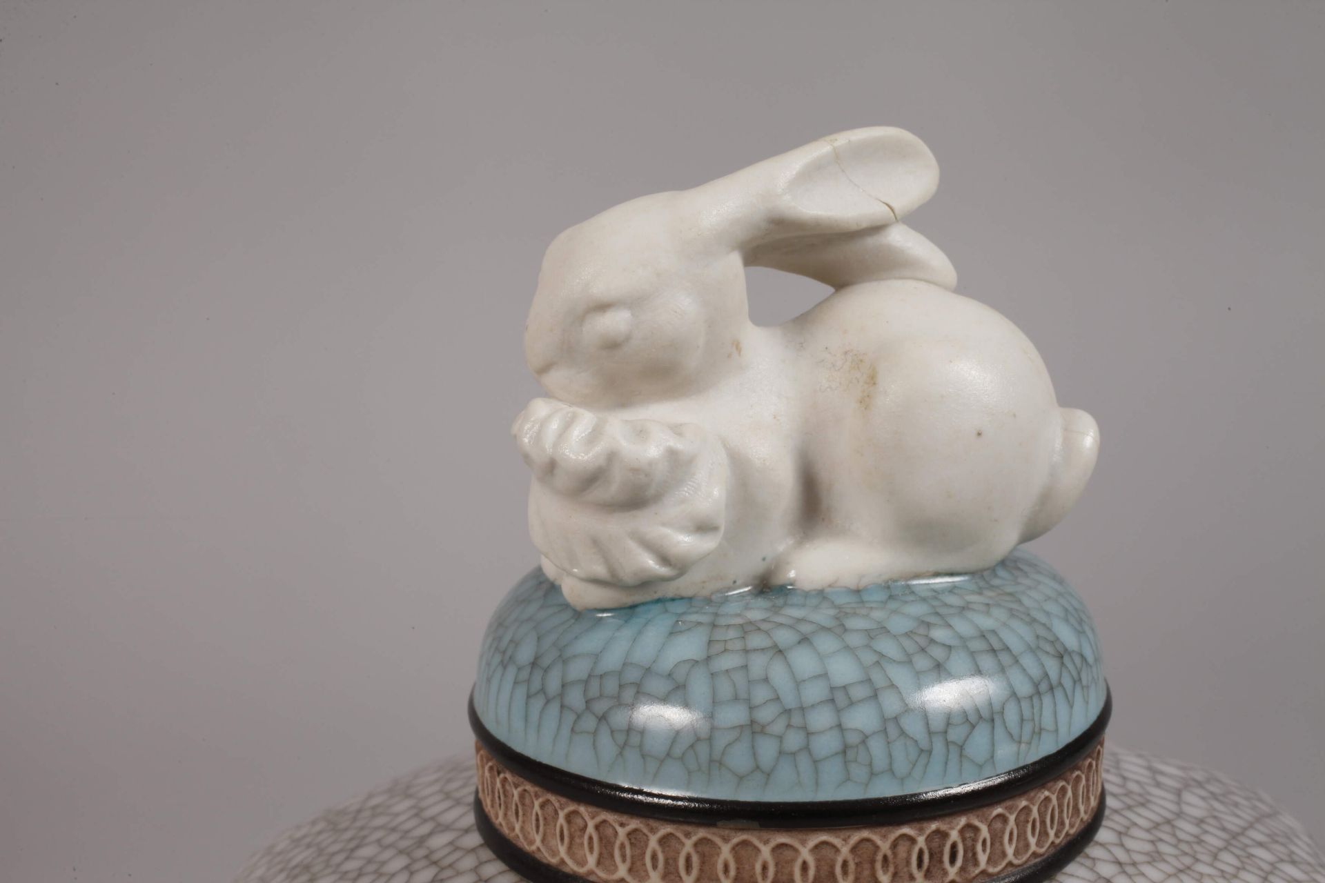 Copenhagen lidded urn with rabbit knob - Image 2 of 4