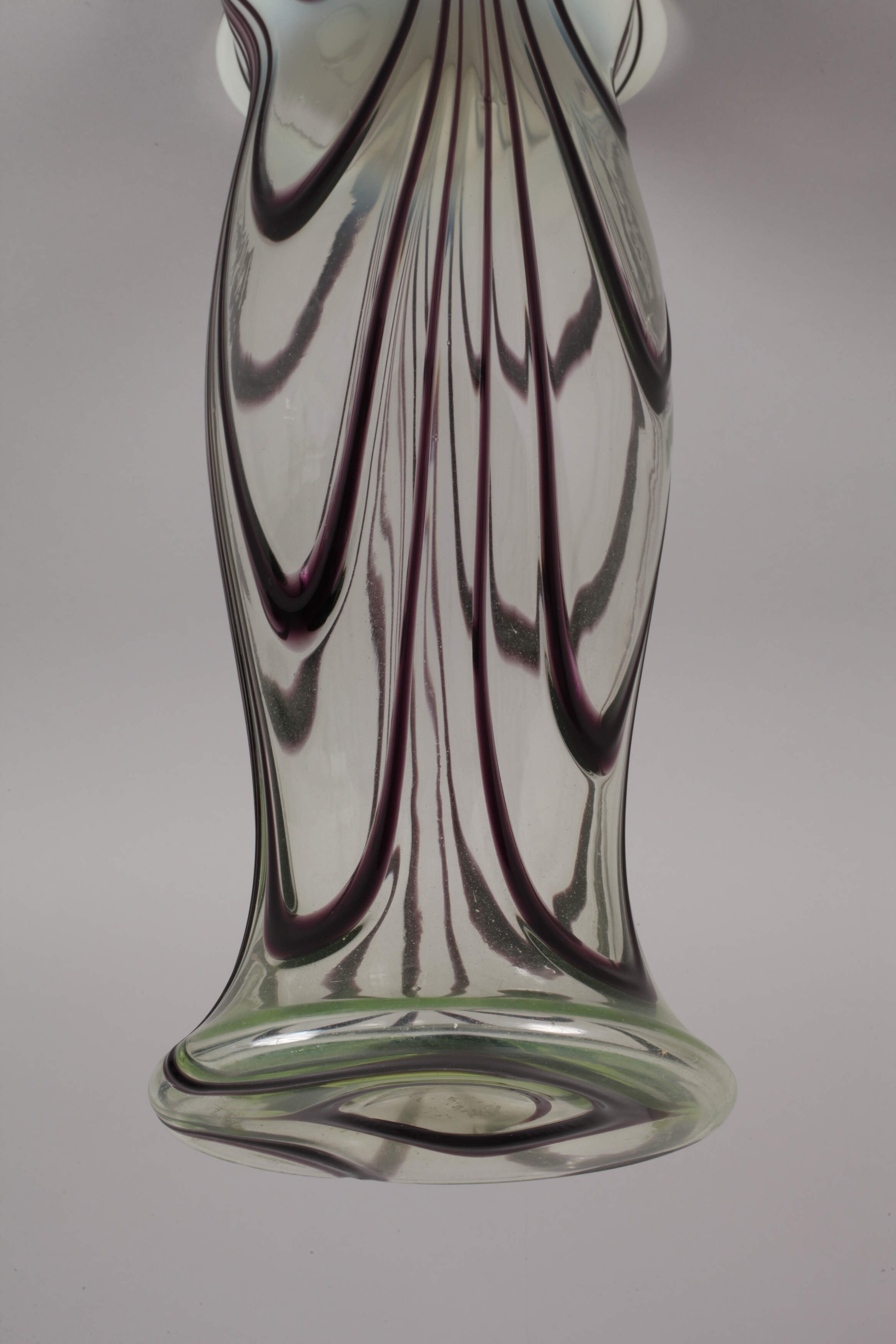 Large uranium glass vase with ribbon decoration - Image 3 of 3