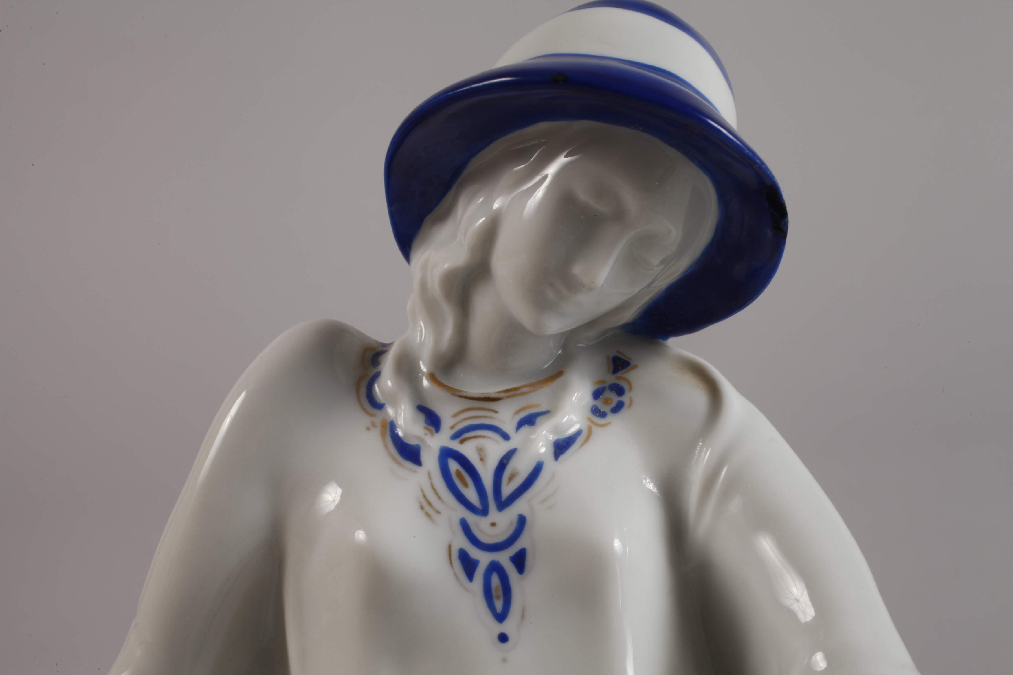 Heubach Light Lady with Sun Hat - Image 2 of 6