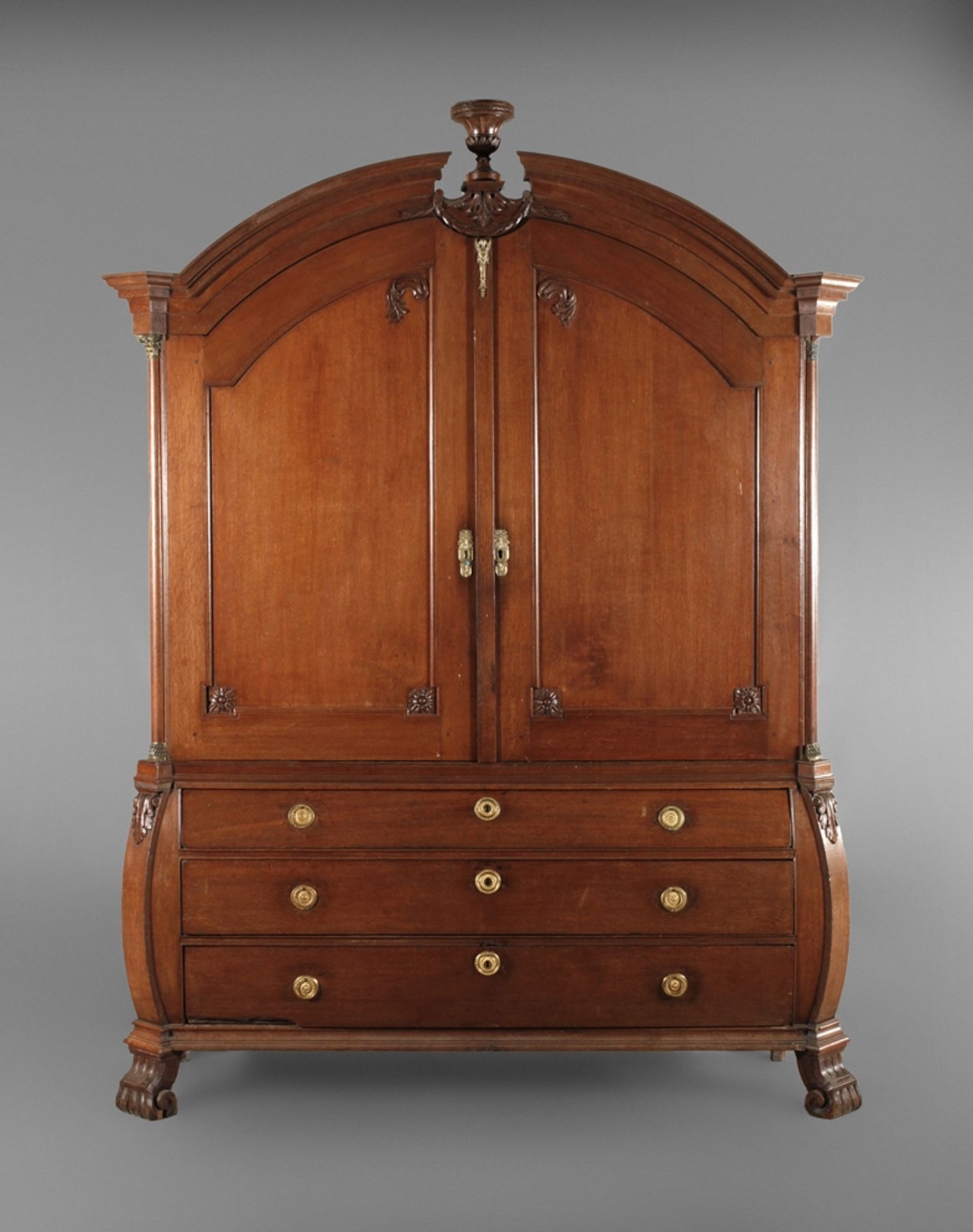 Classical cabinet with top