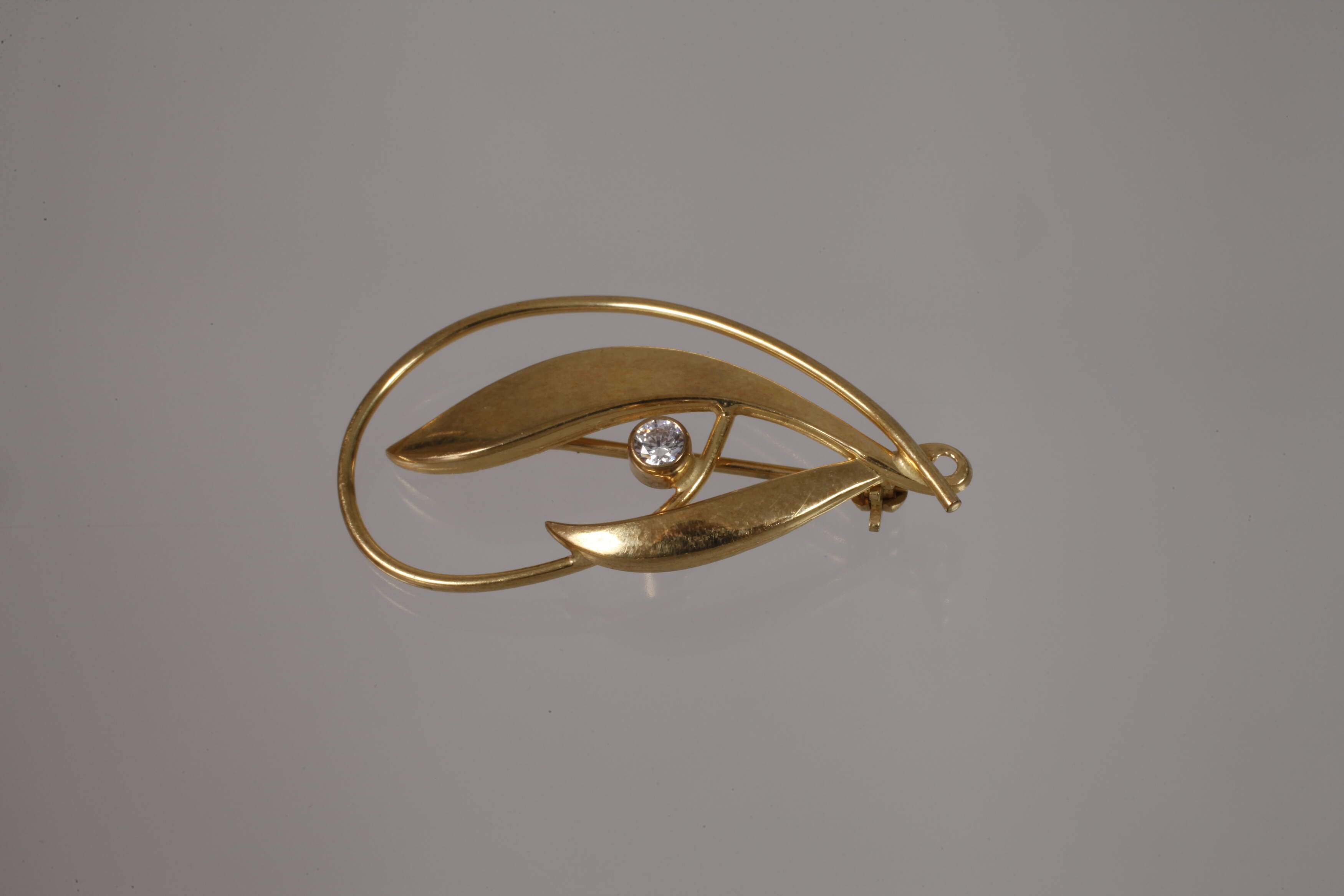 Confold of gold brooches - Image 4 of 4