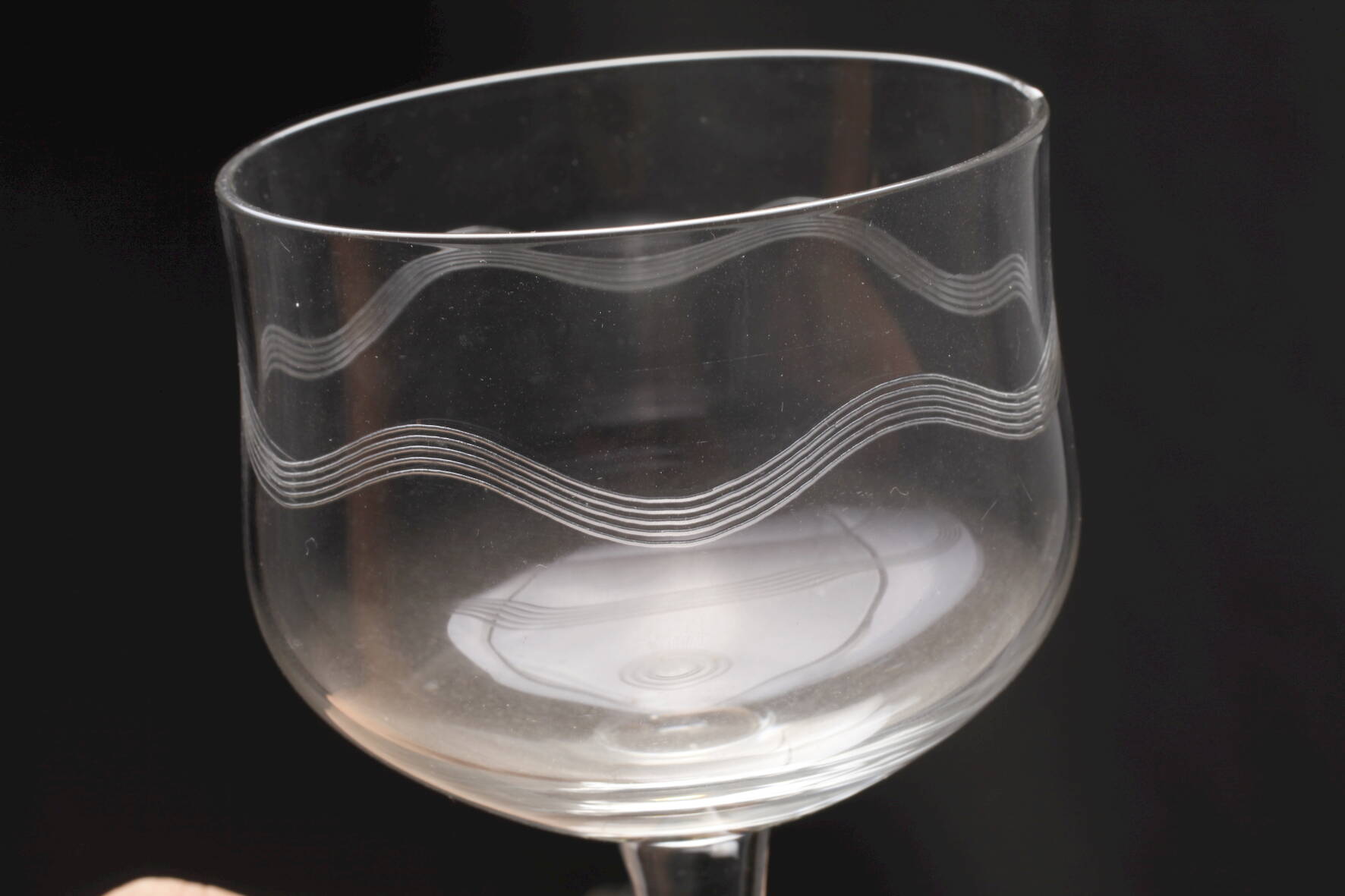 Six wine glasses with wavy decoration - Image 3 of 3