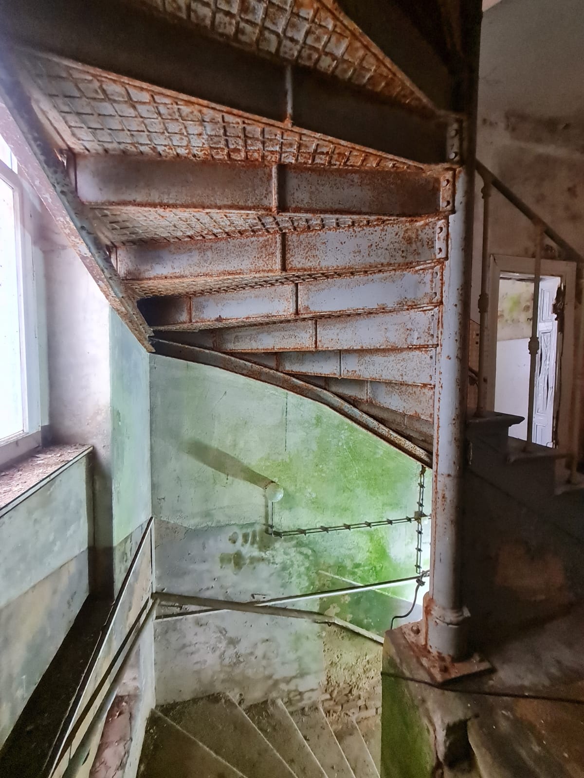 Large cast iron staircase - Image 7 of 22