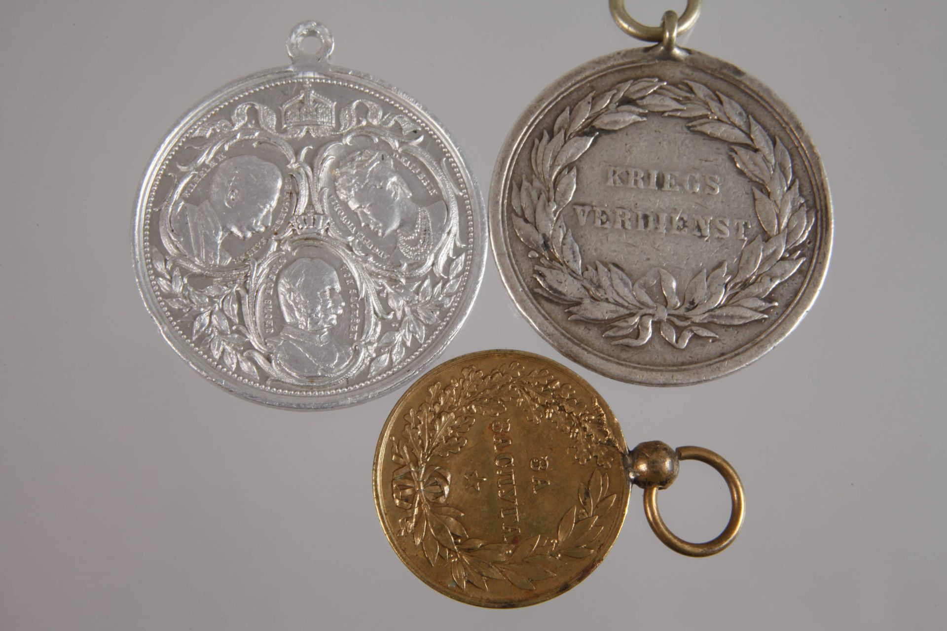 Drei Medaillen - Bild 3 aus 3
