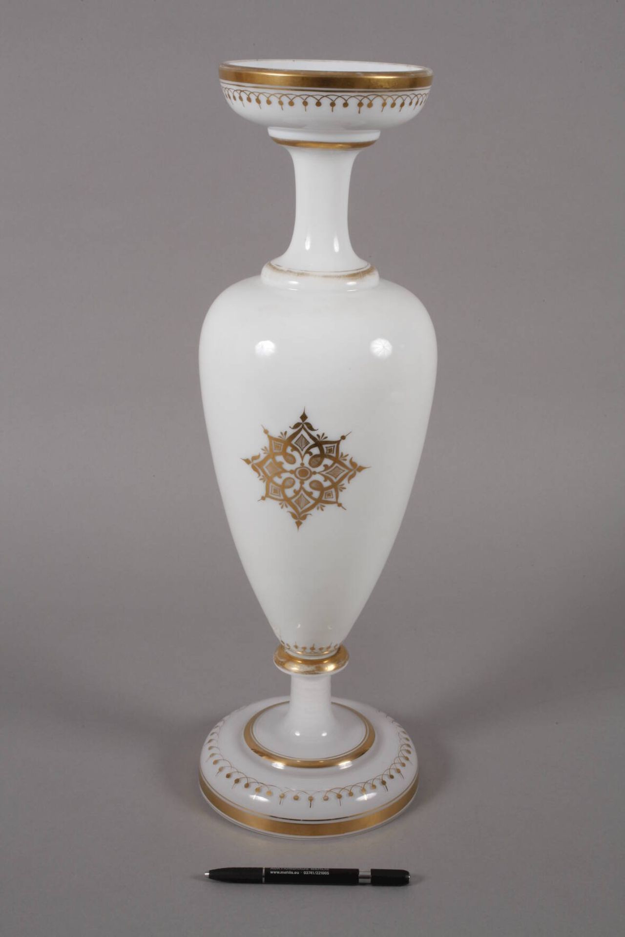 Large milk glass vase - Image 3 of 3