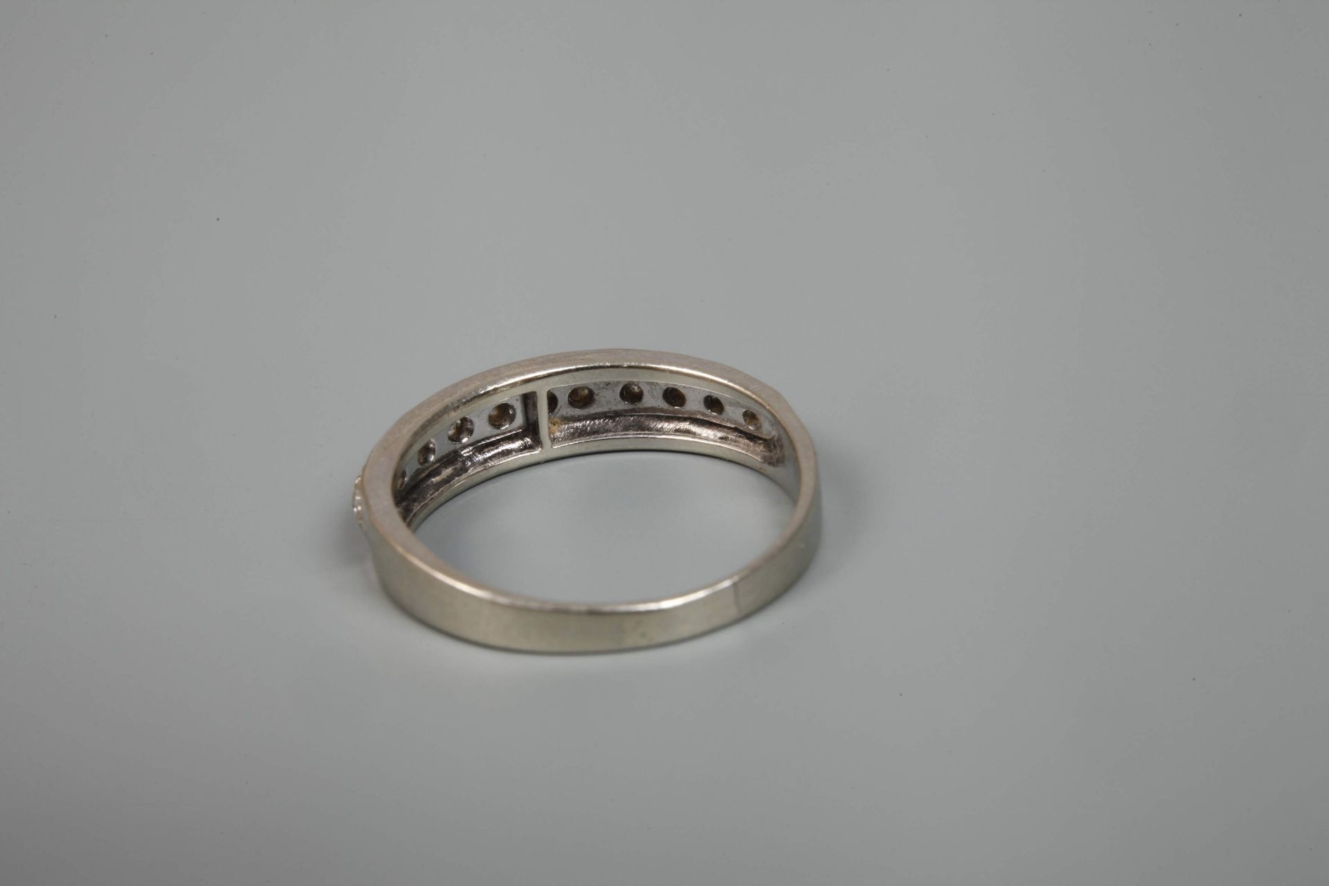 Women's ring with diamonds - Image 2 of 3