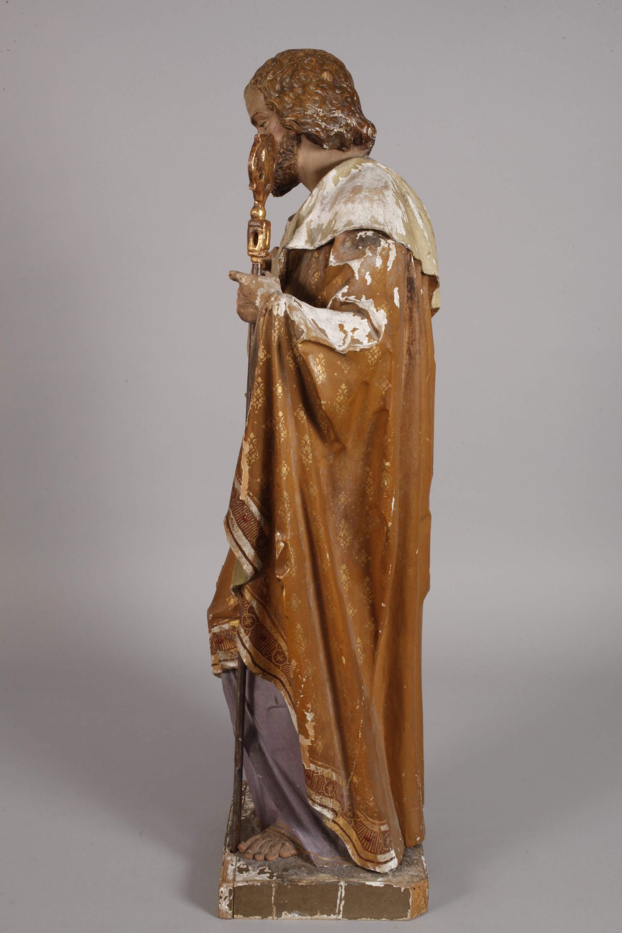 Carved figure of a saint - Image 5 of 8