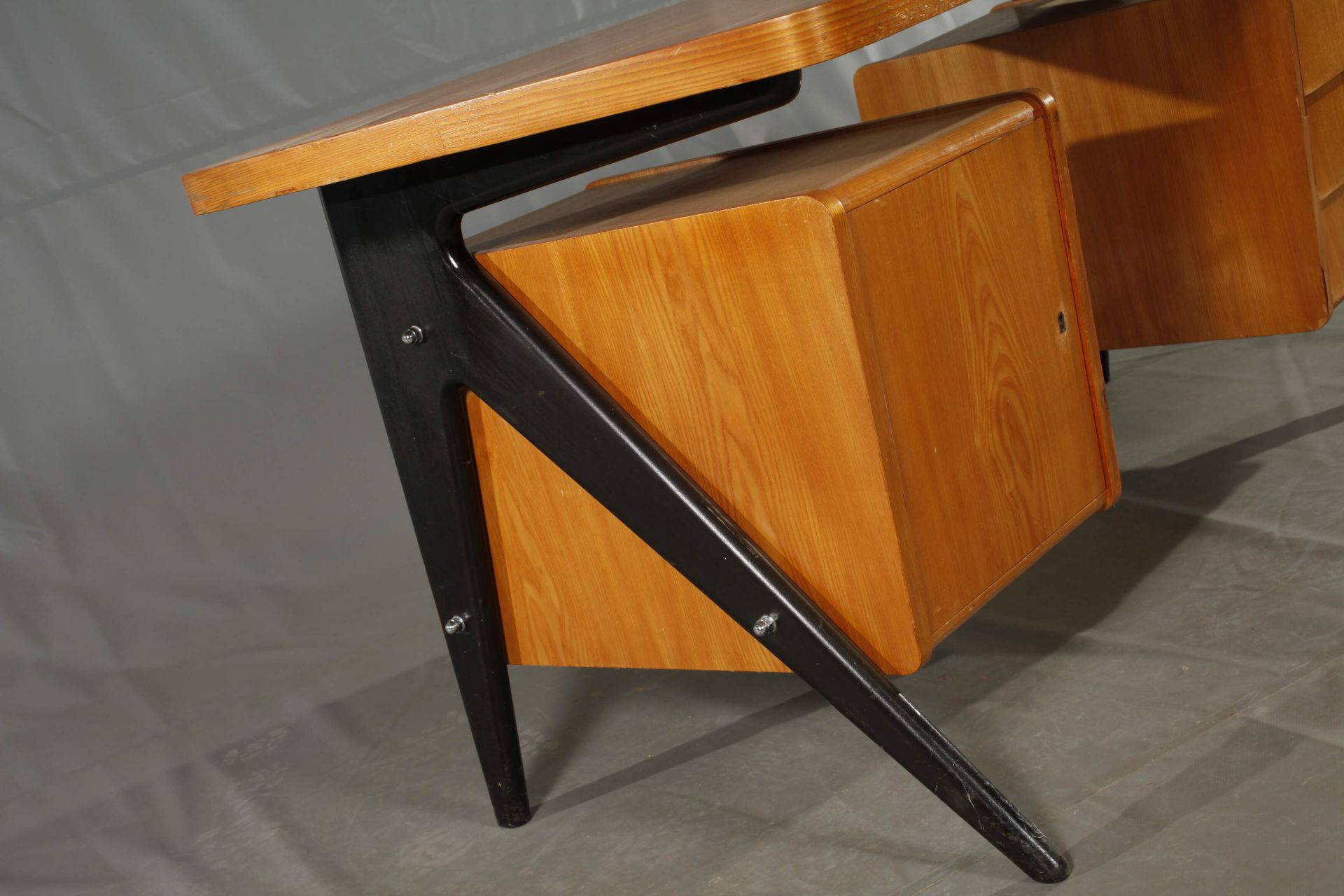Desk - Image 3 of 7