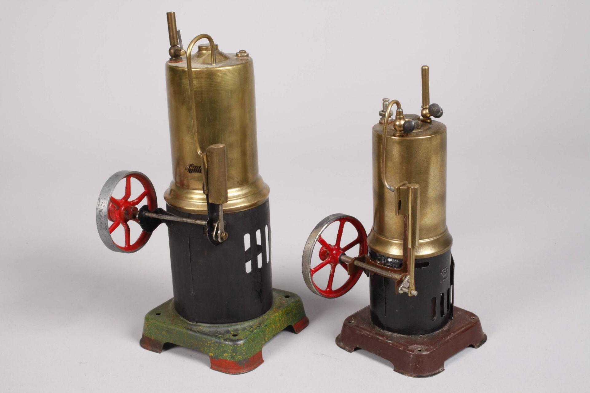 Vier kleine stehende Dampfmaschinen - Bild 4 aus 9