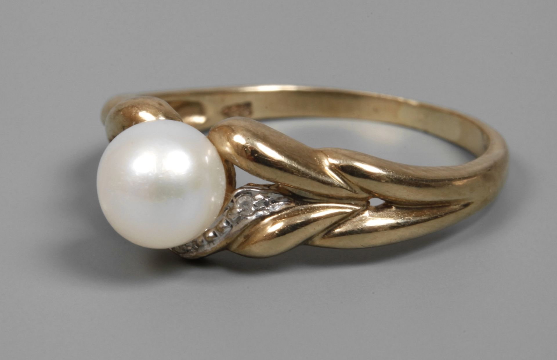 Women's ring with pearl