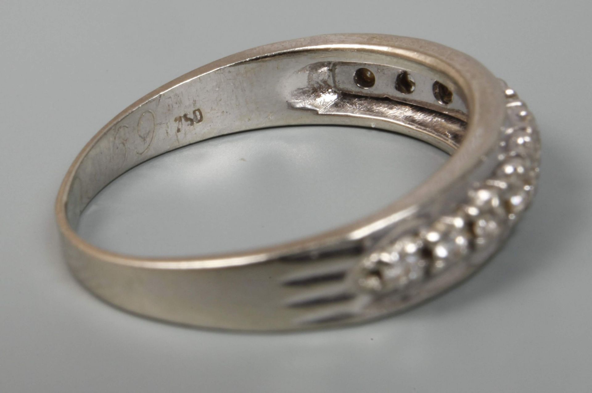 Women's ring with diamonds - Image 3 of 3