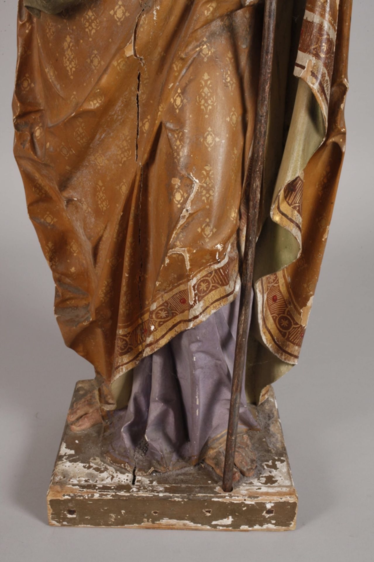 Carved figure of a saint - Image 4 of 8