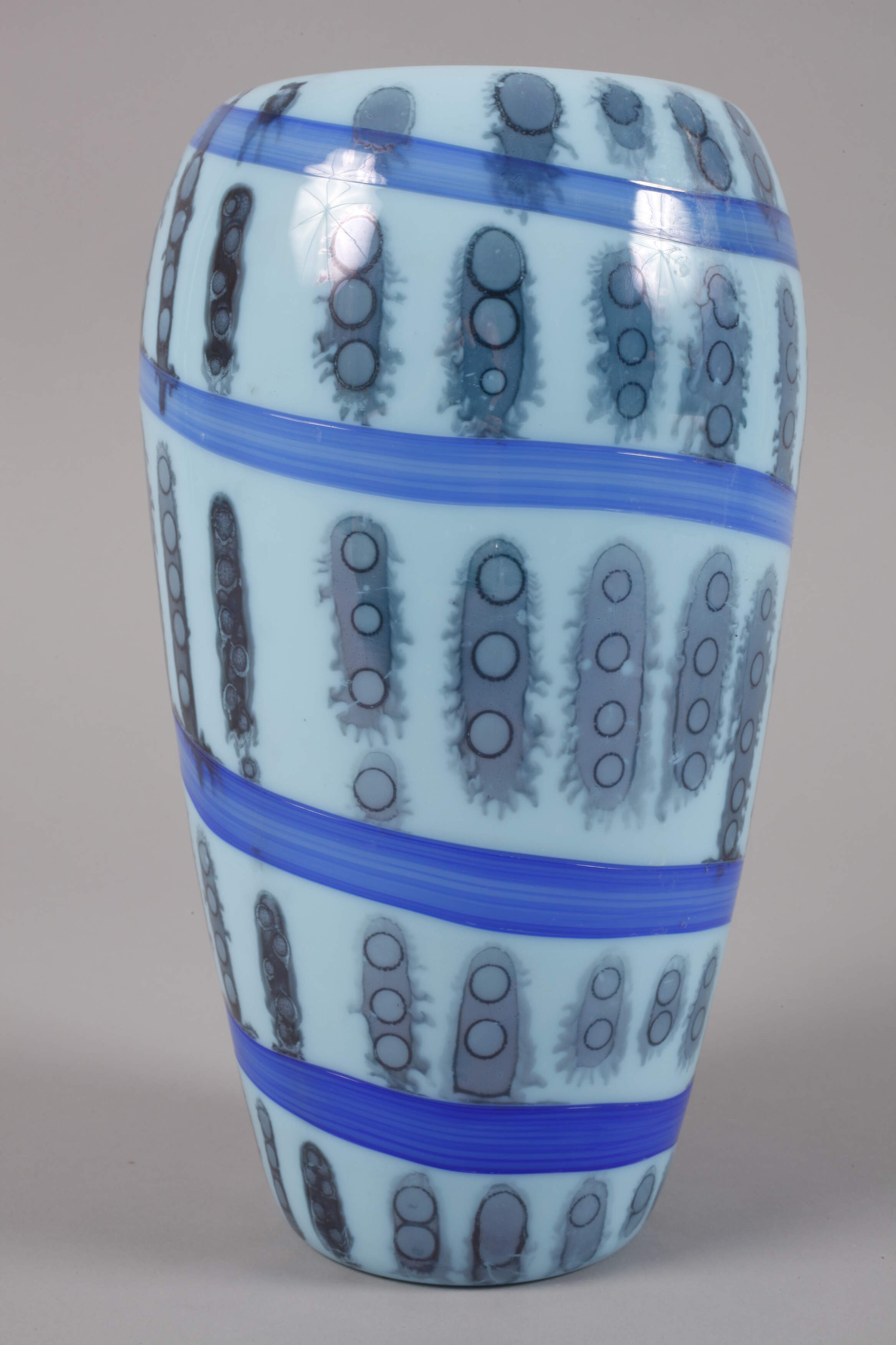 Milk glass vase - Image 2 of 4