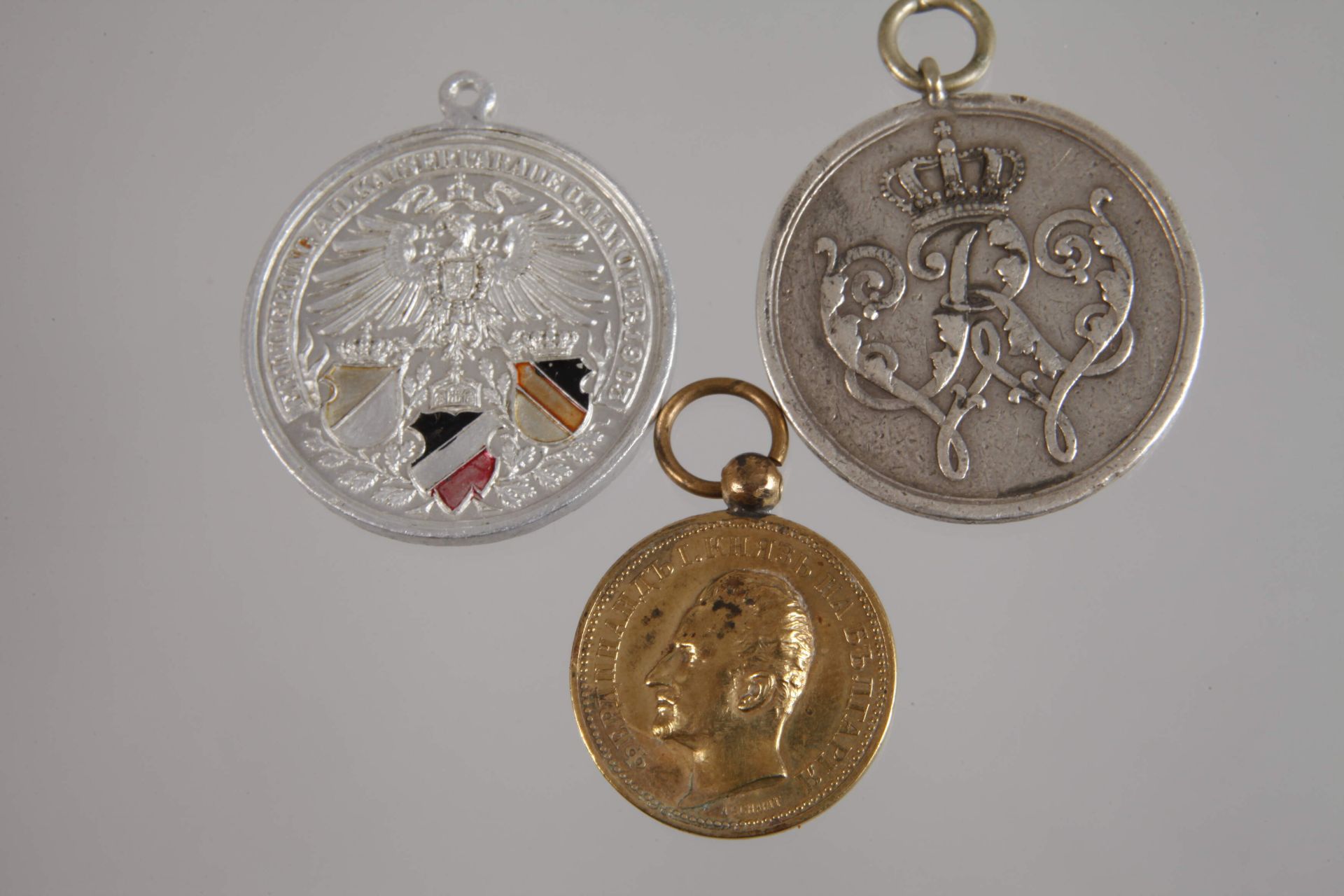 Drei Medaillen - Bild 2 aus 3