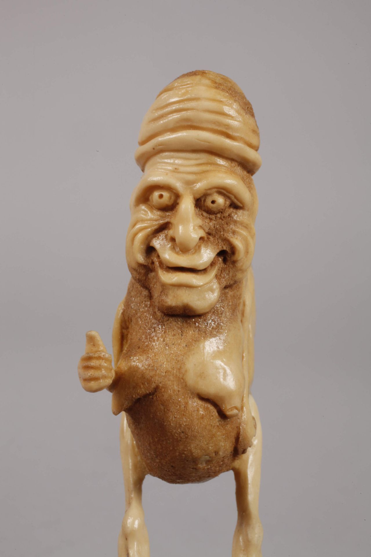 Figural horn carving - Image 3 of 4