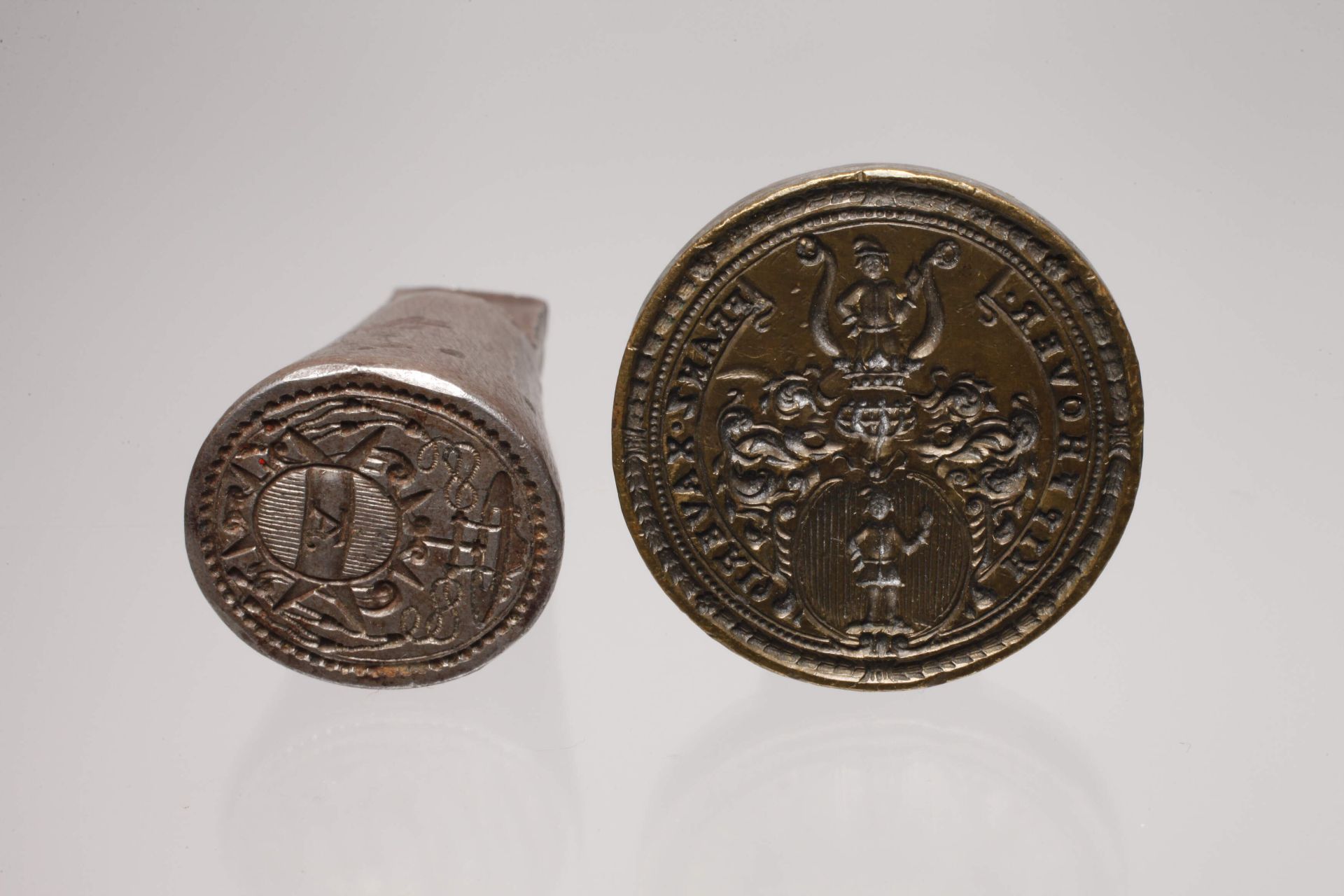 Fünf Siegelstempel und Münzdose - Bild 2 aus 4