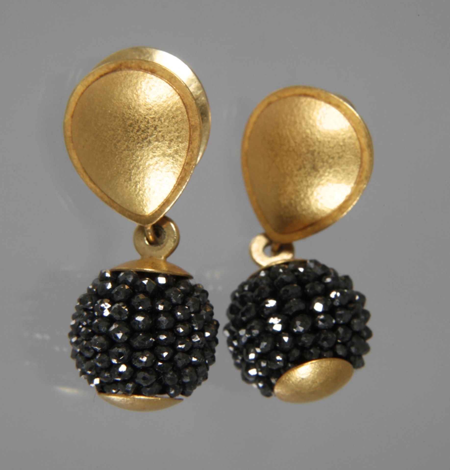 Pair of earrings with diamonds