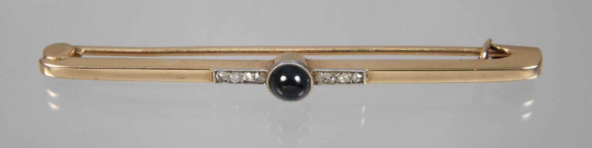 Pin with sapphire cabochon and diamonds