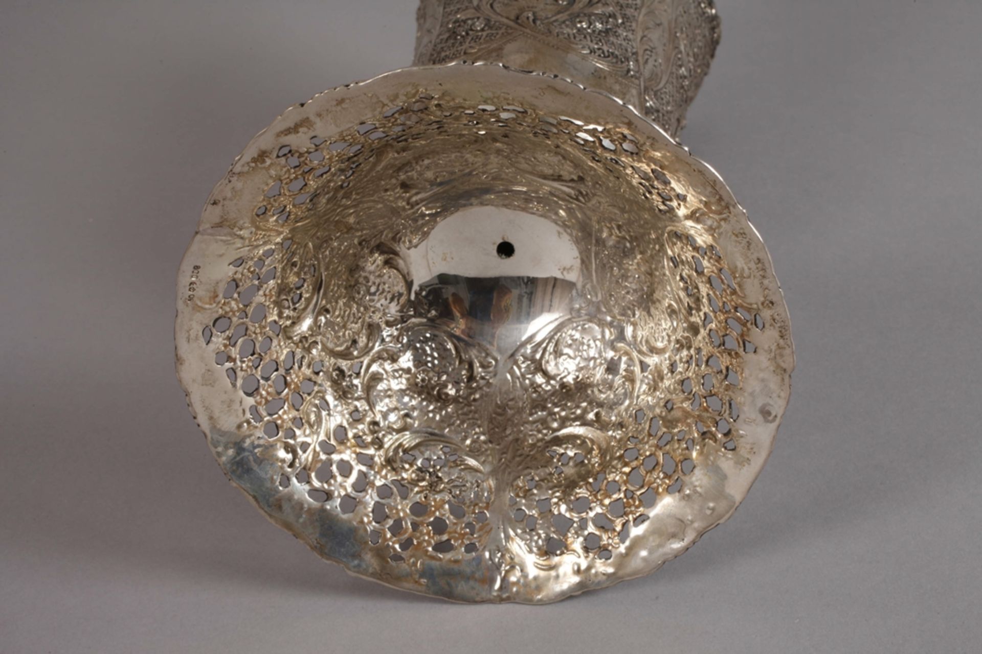 Rococo style silver vase - Image 4 of 8