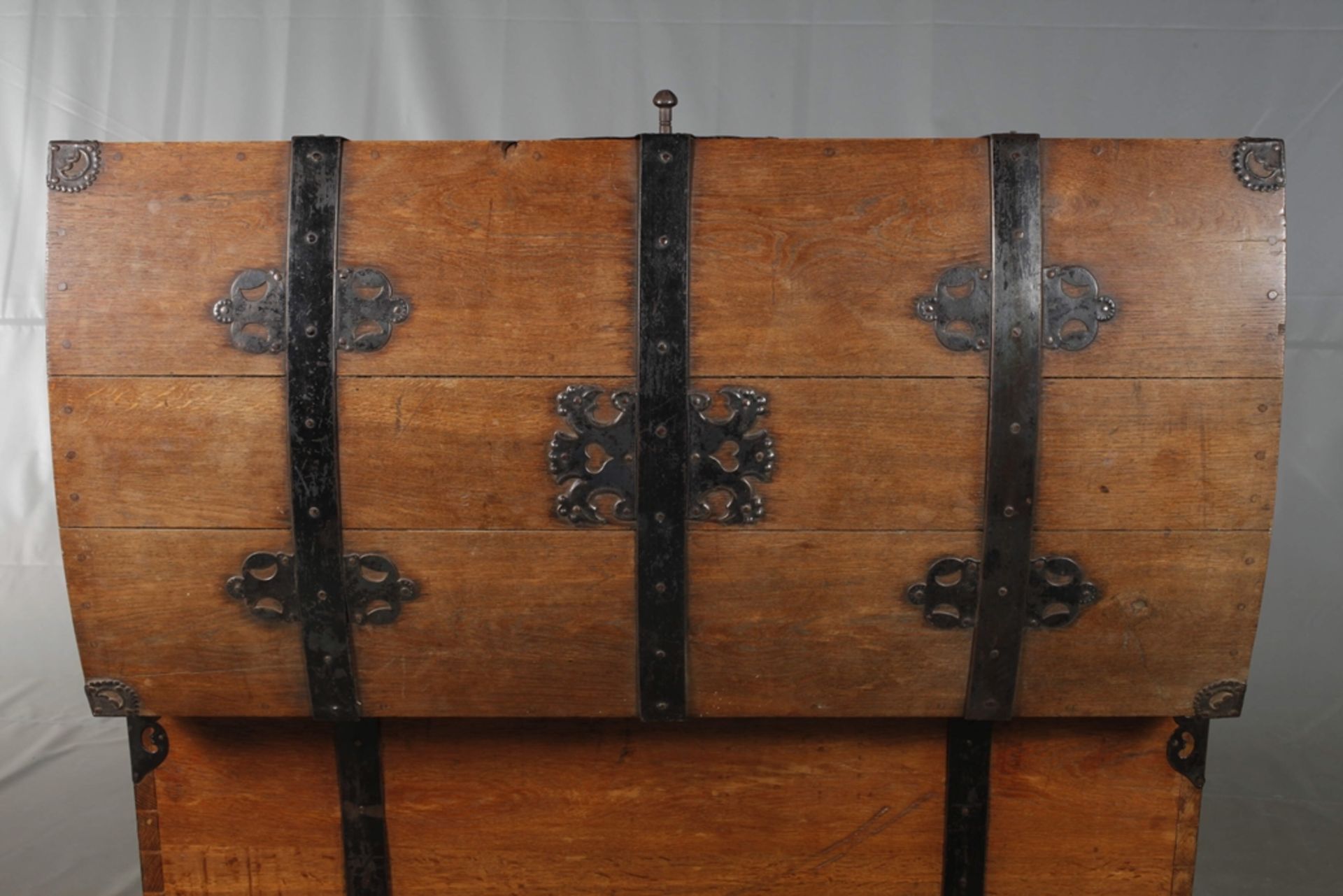 Round-lidded Baroque chest - Image 8 of 10