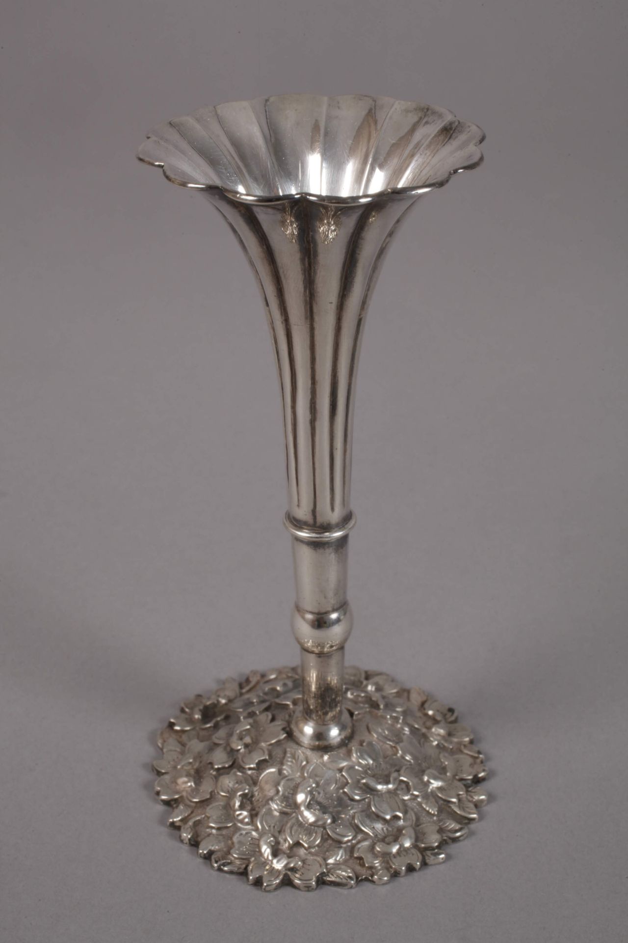 Pair of silver vases - Image 2 of 3