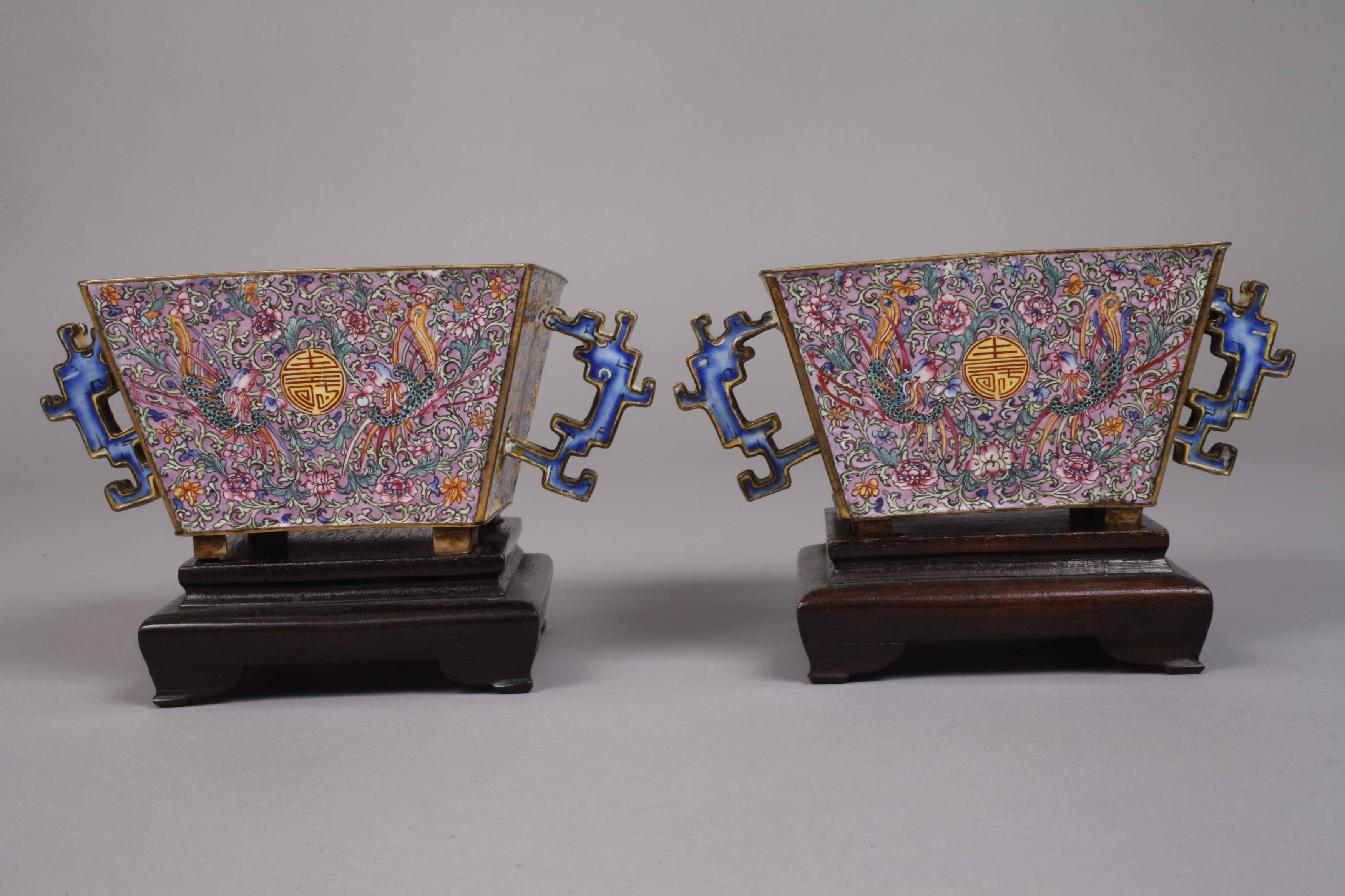 Pair of enamel handle bowls - Image 4 of 8