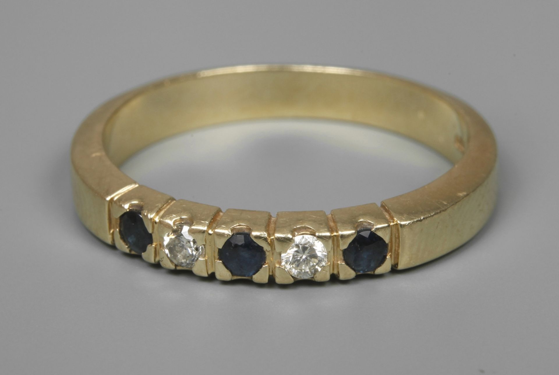 Band ring with sapphires and diamonds