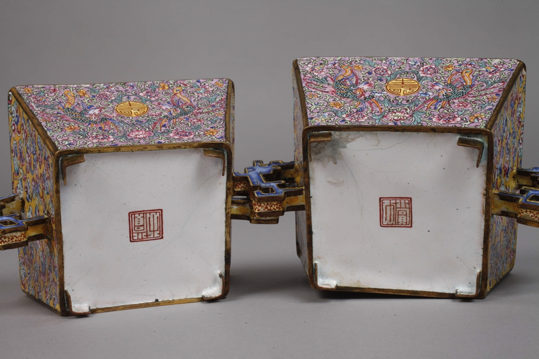 Pair of enamel handle bowls - Image 6 of 8