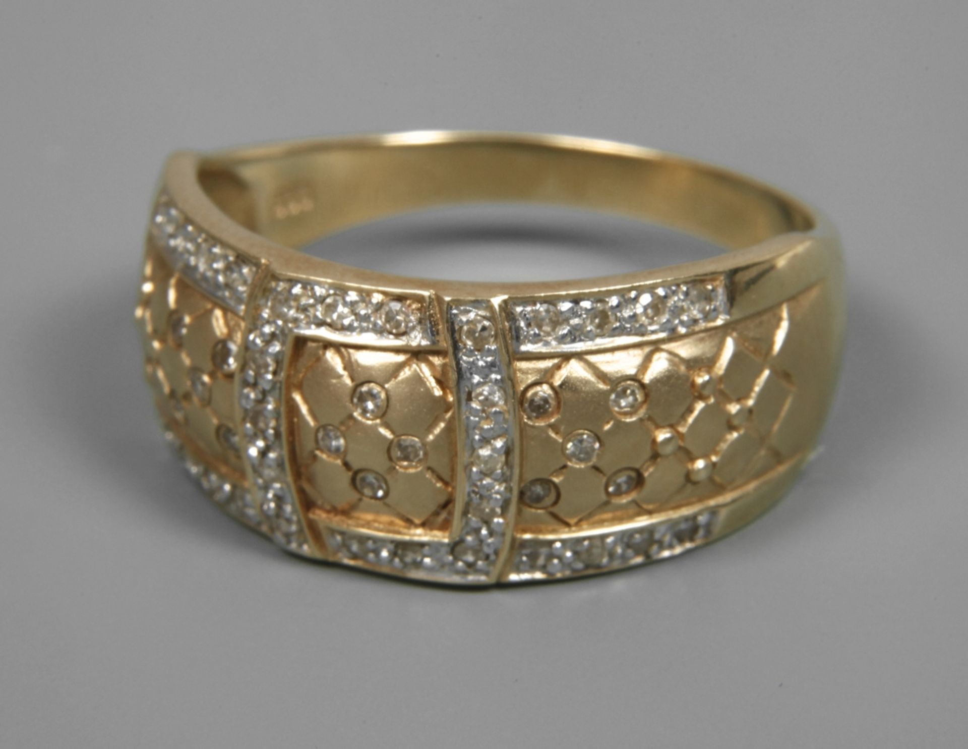 Lady's ring with diamonds