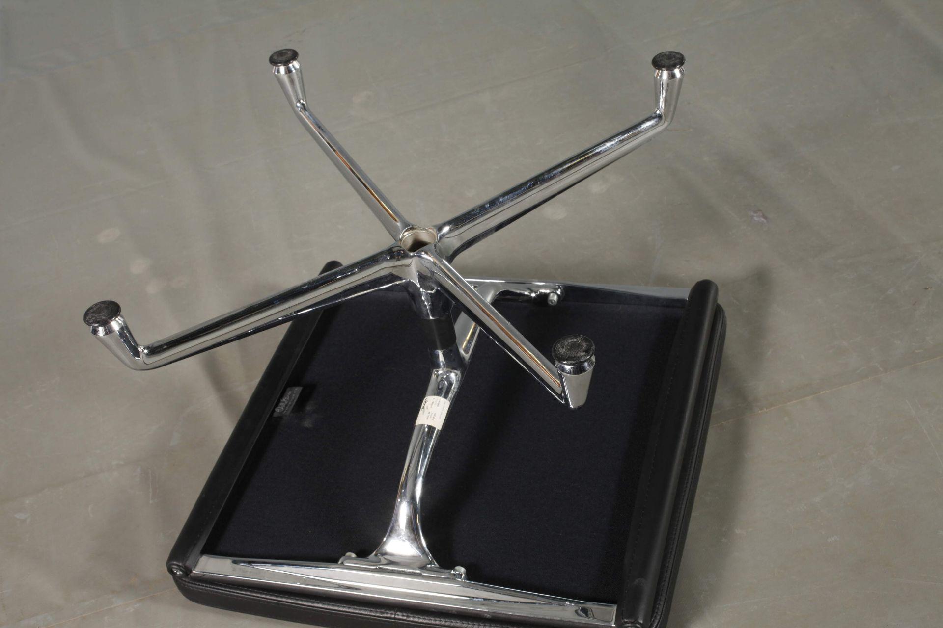 Charles & Ray Eames Soft-Pad-Chair - Bild 8 aus 9