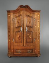 Feiner Kleiderschrank barock