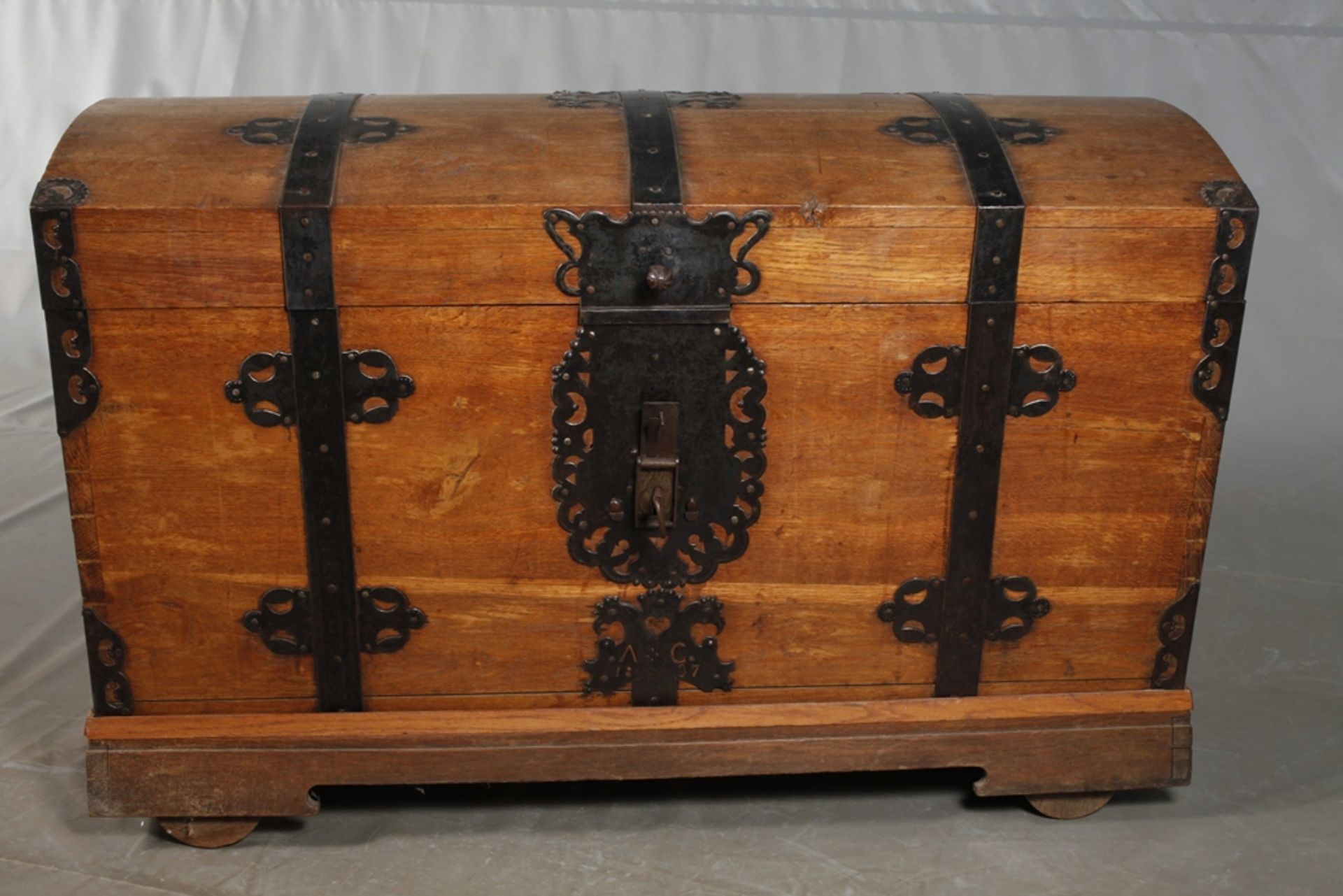 Round-lidded Baroque chest - Image 2 of 10