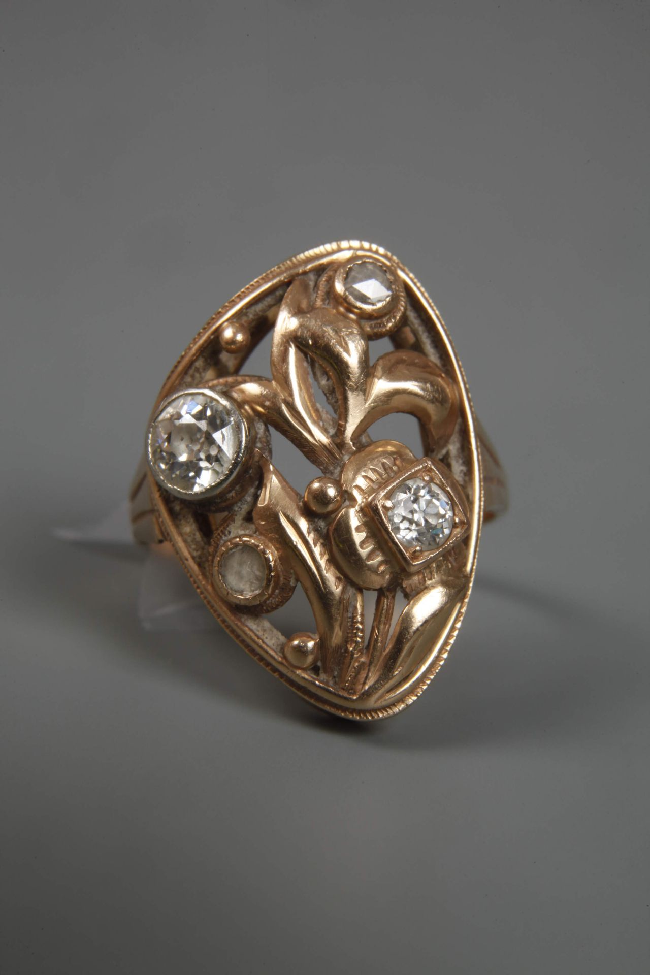 Floral lady's ring with diamonds - Image 2 of 3