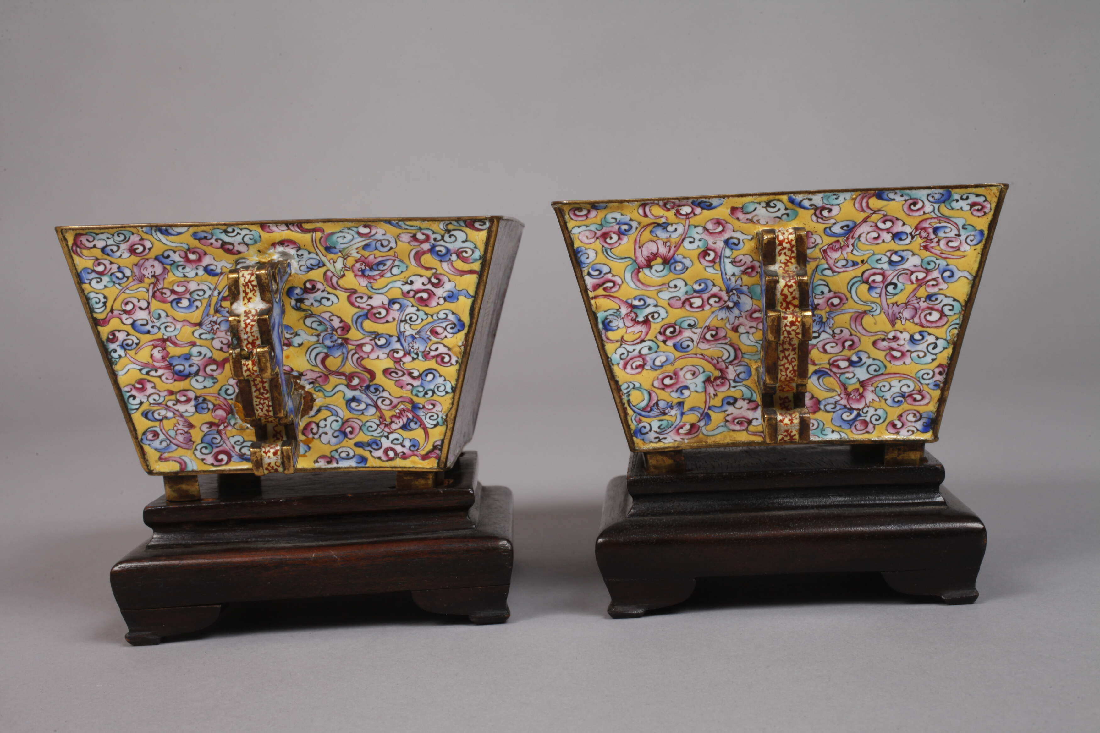 Pair of enamel handle bowls - Image 5 of 8