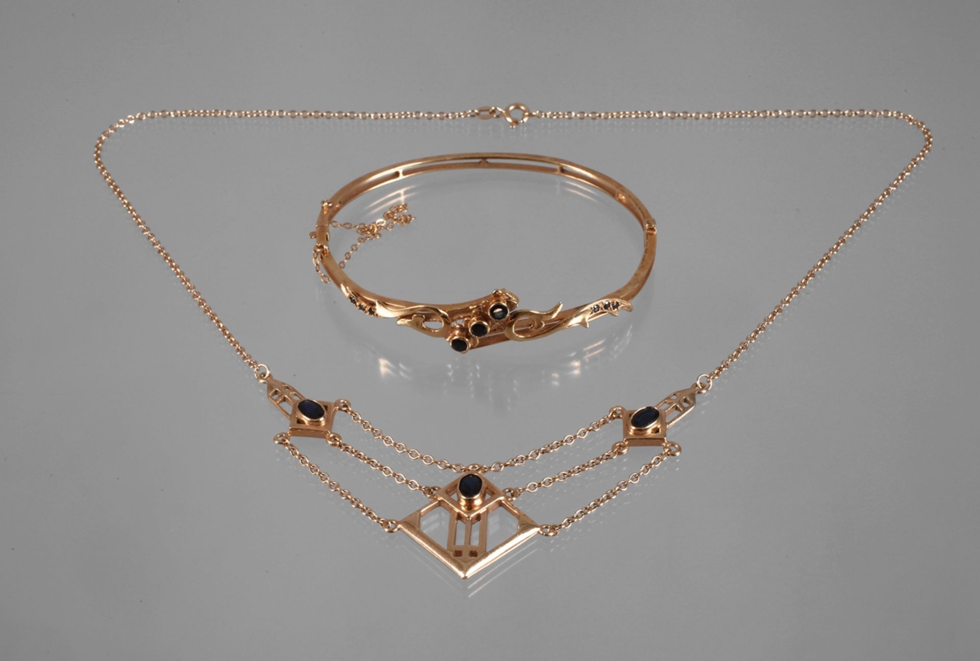Jewellery set with sapphires