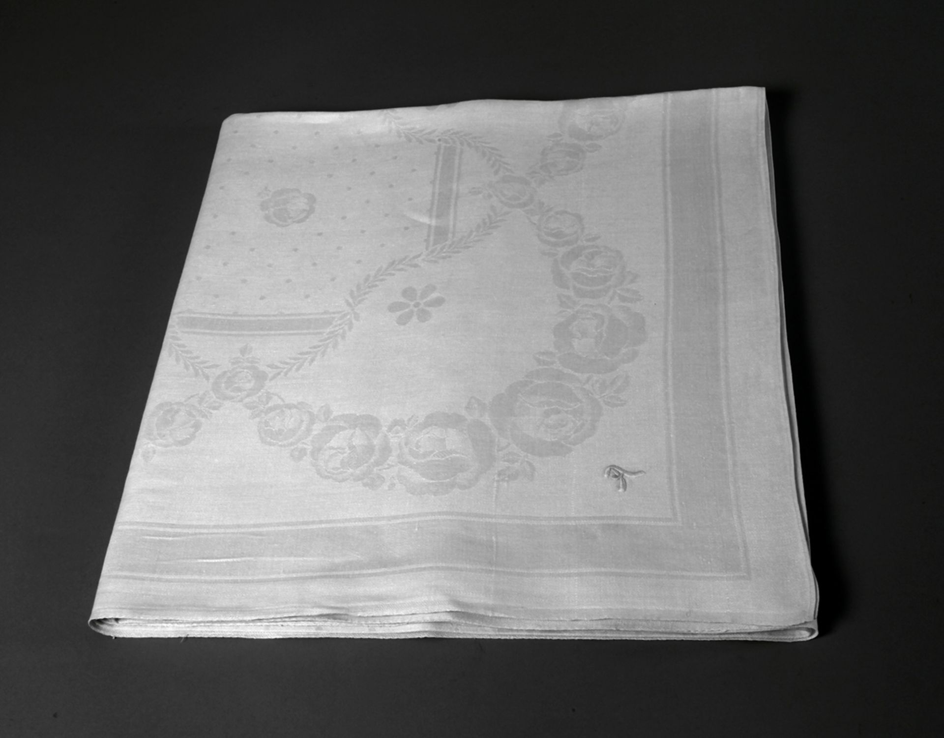 Neoclassical tablecloth