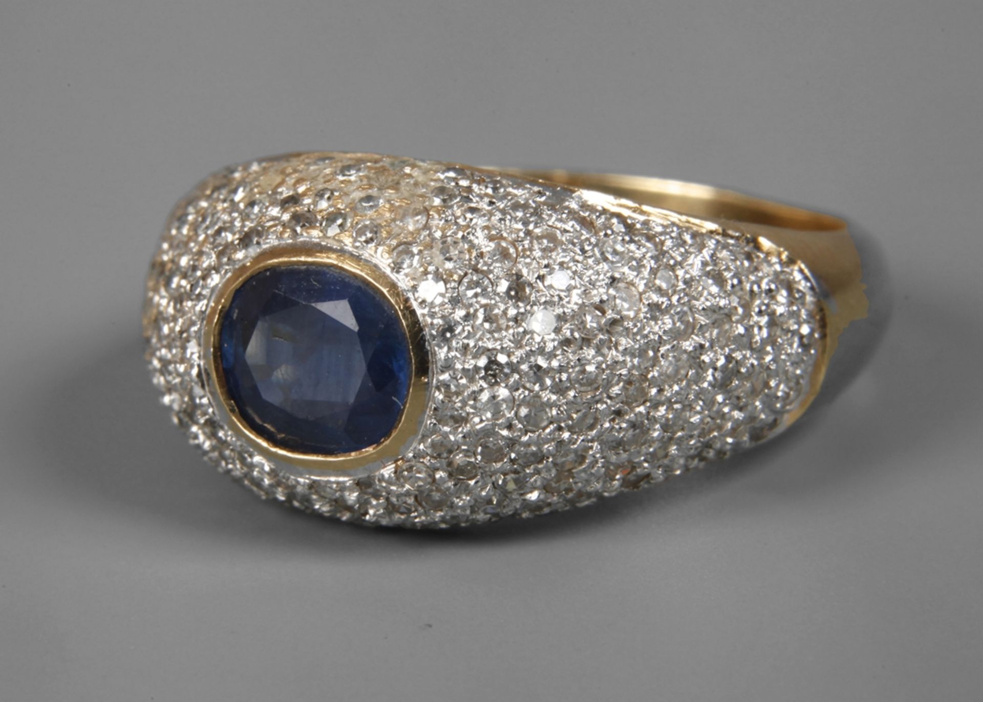 Ladies' ring with sapphire and diamonds