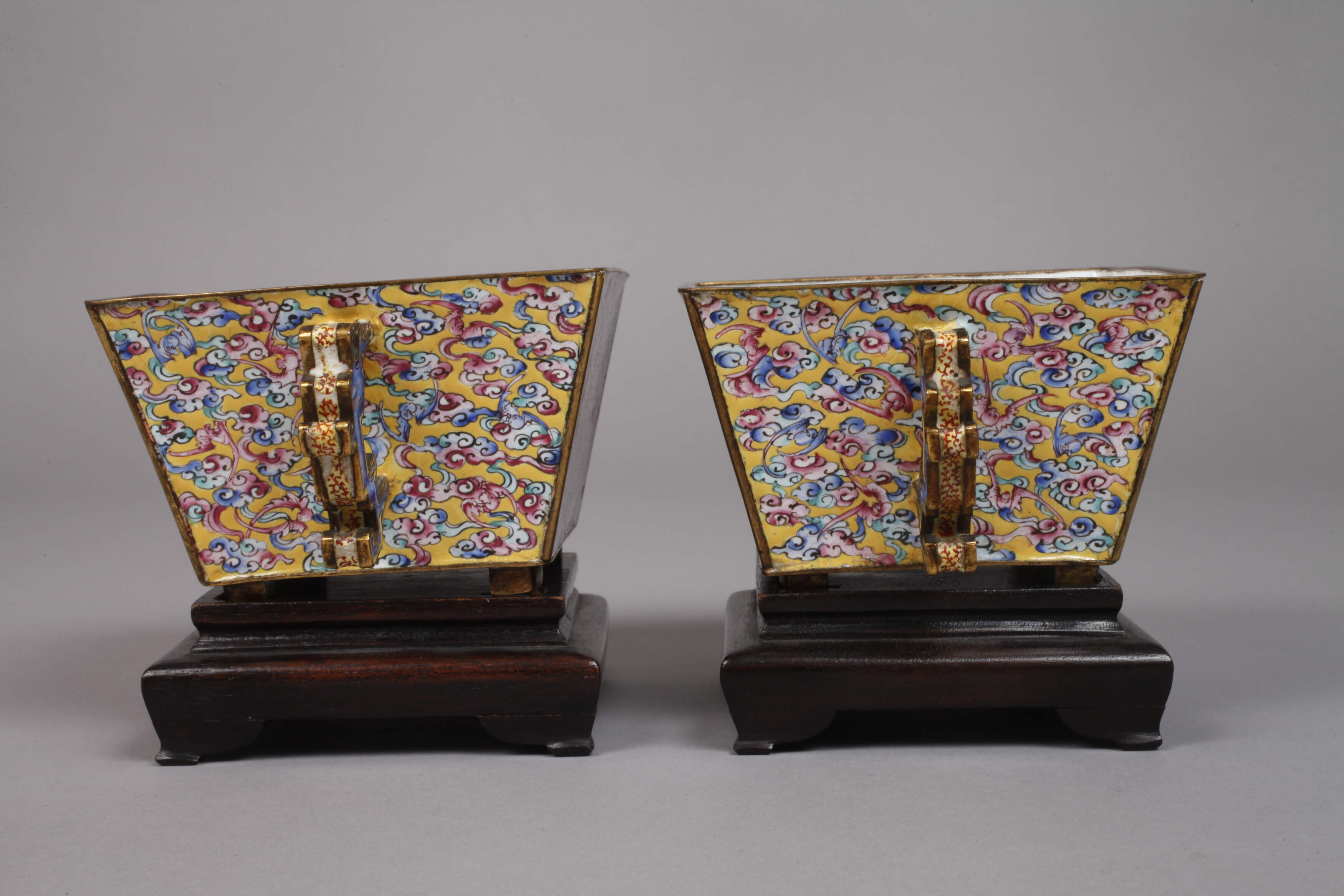 Pair of enamel handle bowls - Image 3 of 8