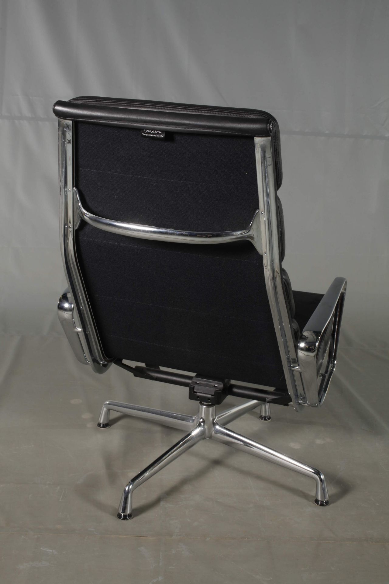 Charles & Ray Eames Soft-Pad-Chair - Bild 5 aus 9